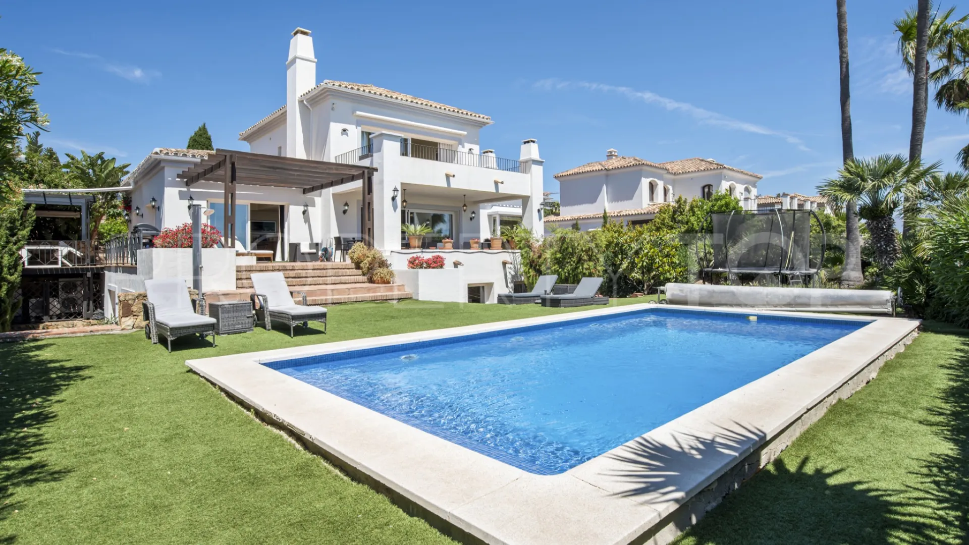Villa con 4 dormitorios en venta en Manilva
