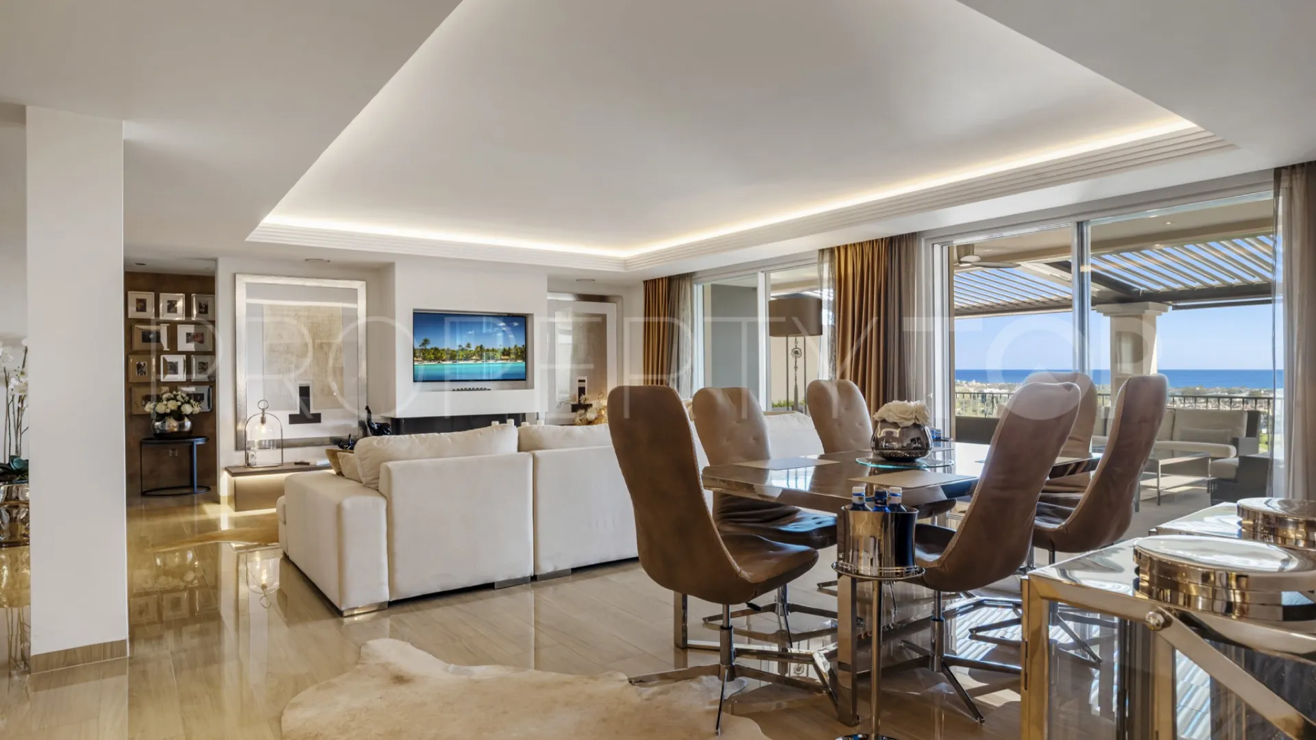 4 bedrooms penthouse for sale in Benahavis