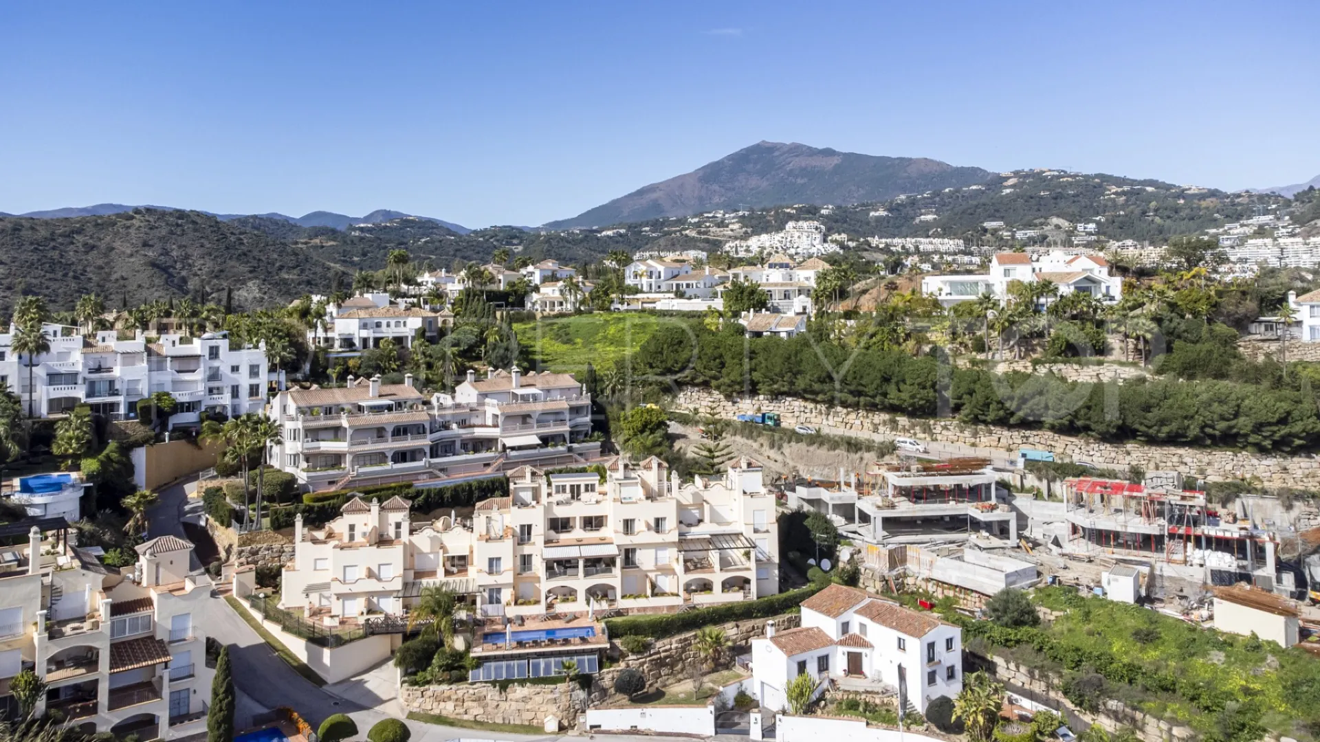 4 bedrooms penthouse for sale in Benahavis