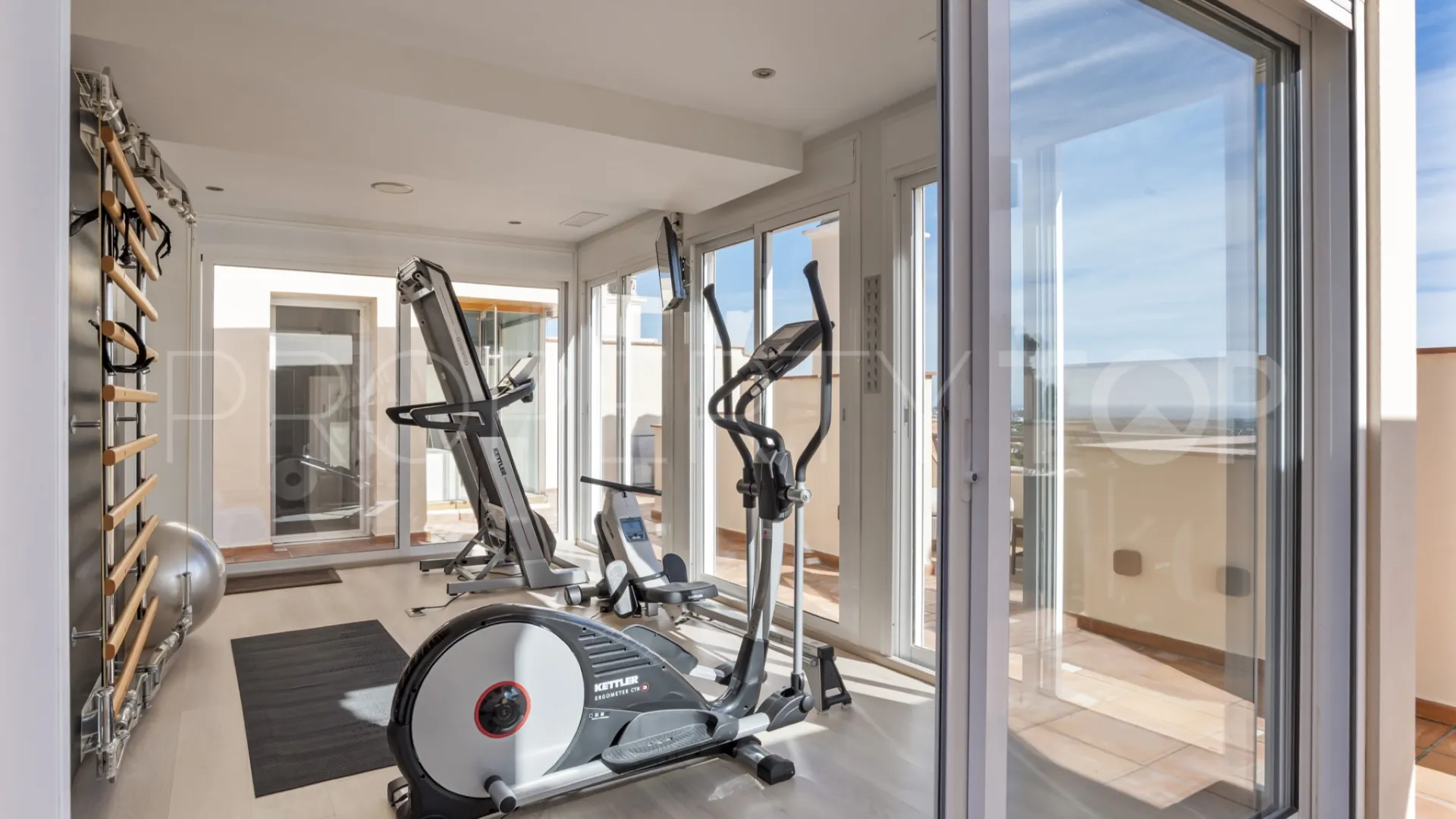 4 bedrooms penthouse for sale in Benahavis