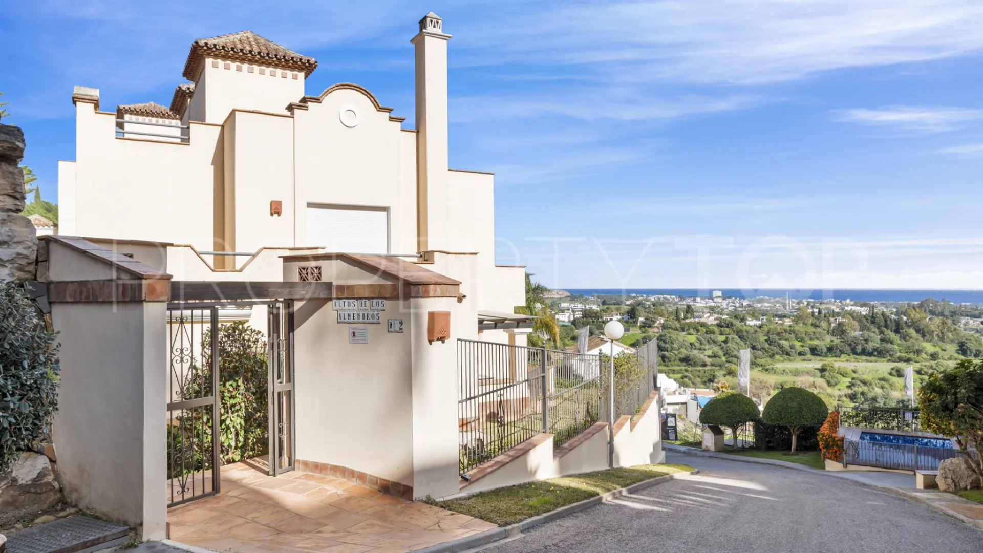 4 bedrooms penthouse for sale in Benahavis