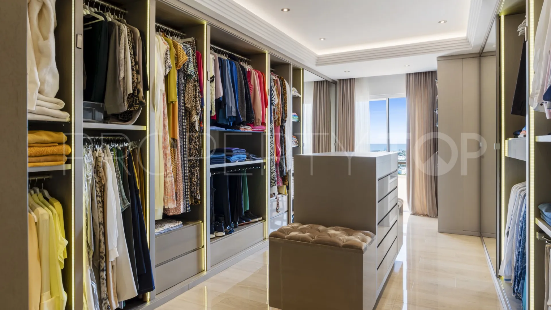 4 bedrooms penthouse for sale in Benahavis