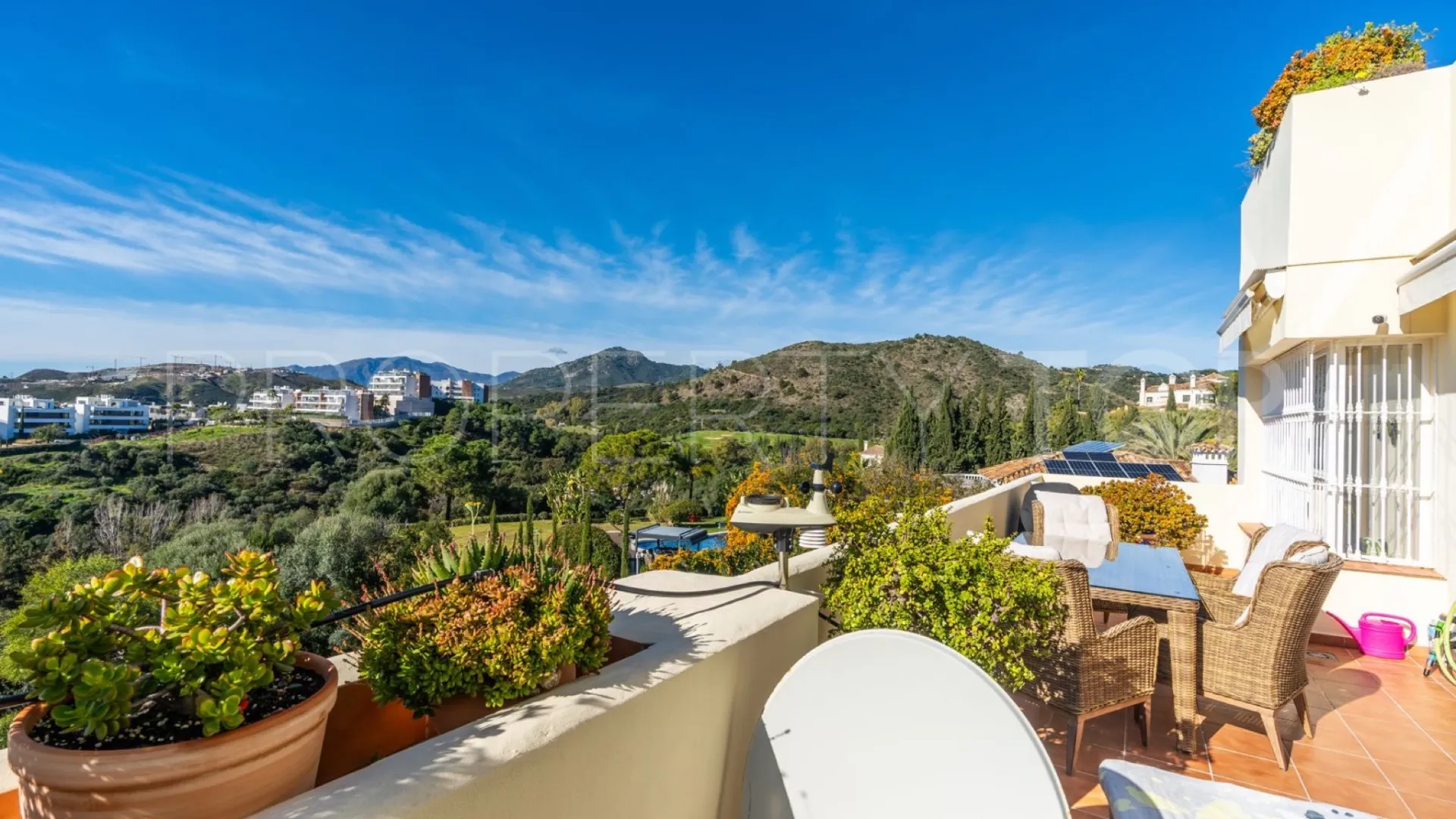 Buy apartment with 3 bedrooms in Benahavis