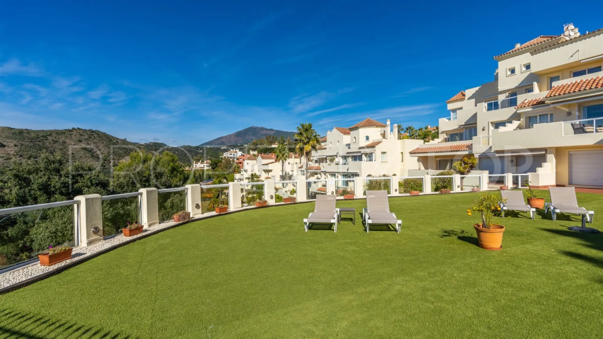 Buy apartment with 3 bedrooms in Benahavis