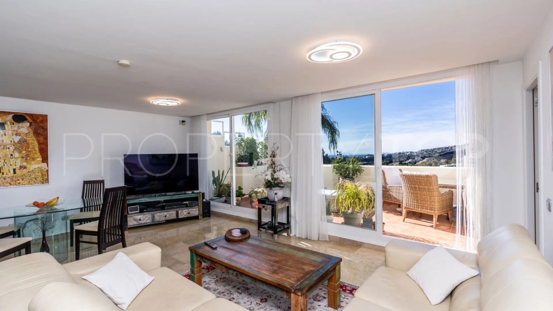 Buy apartment with 3 bedrooms in Benahavis