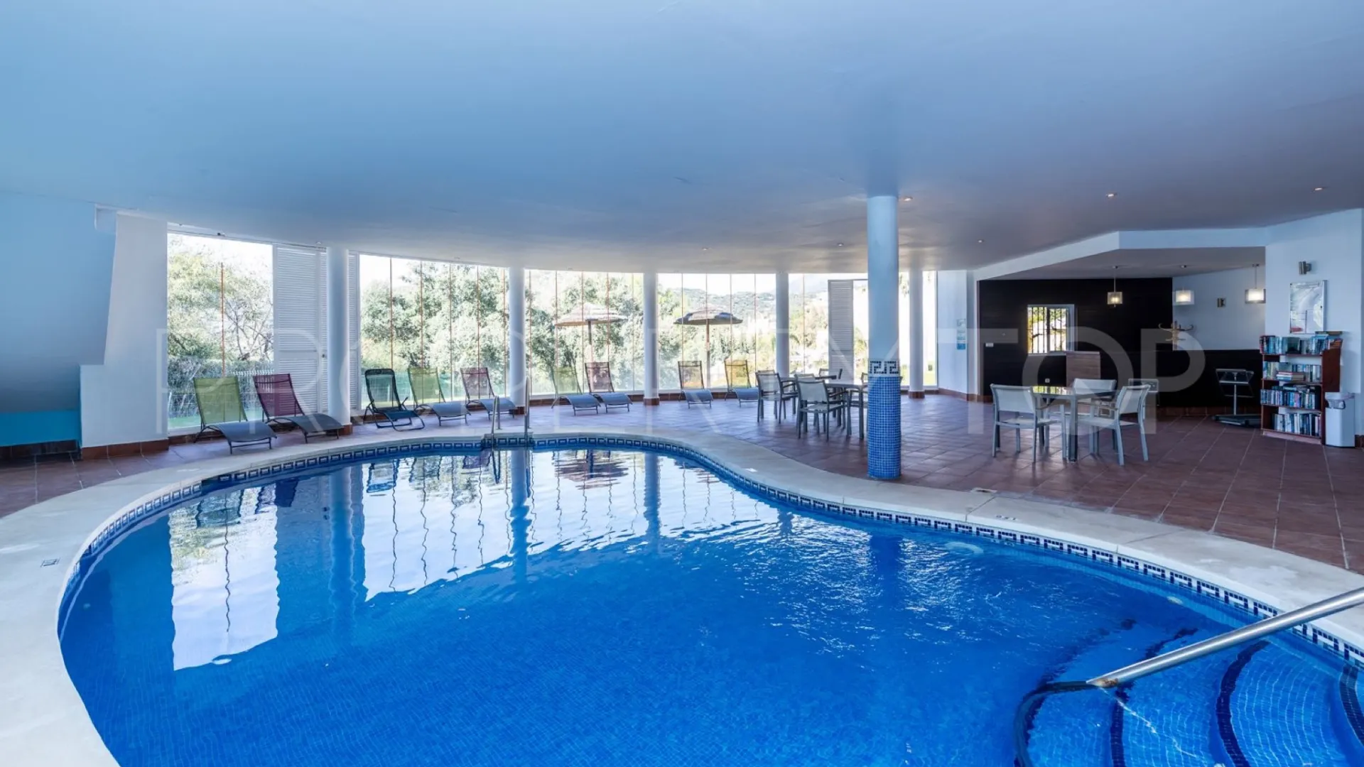 Buy apartment with 3 bedrooms in Benahavis