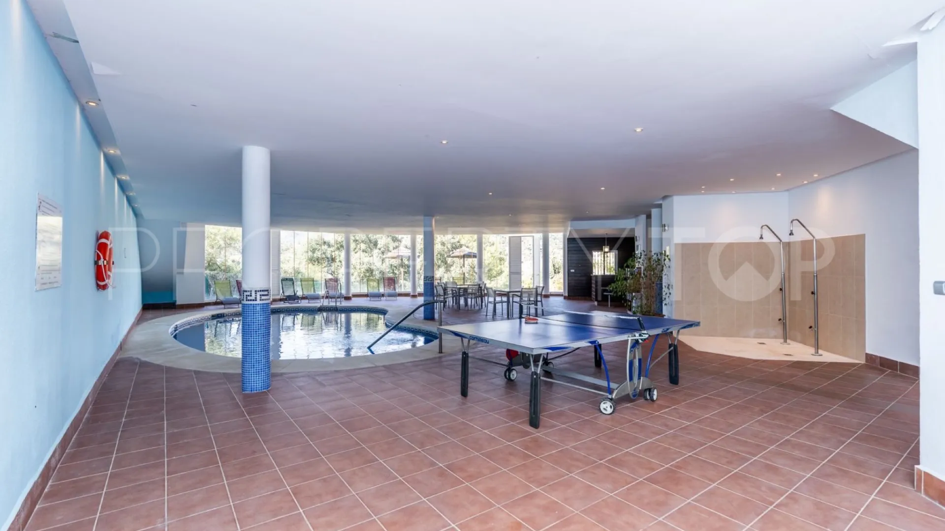Buy apartment with 3 bedrooms in Benahavis