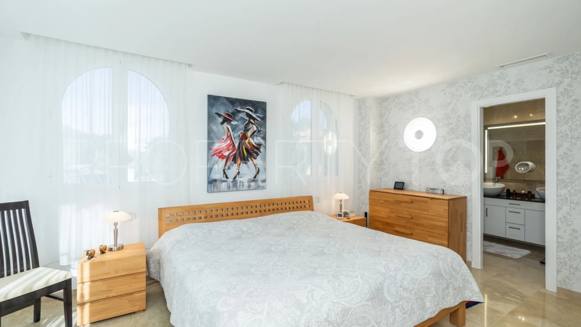 Buy apartment with 3 bedrooms in Benahavis