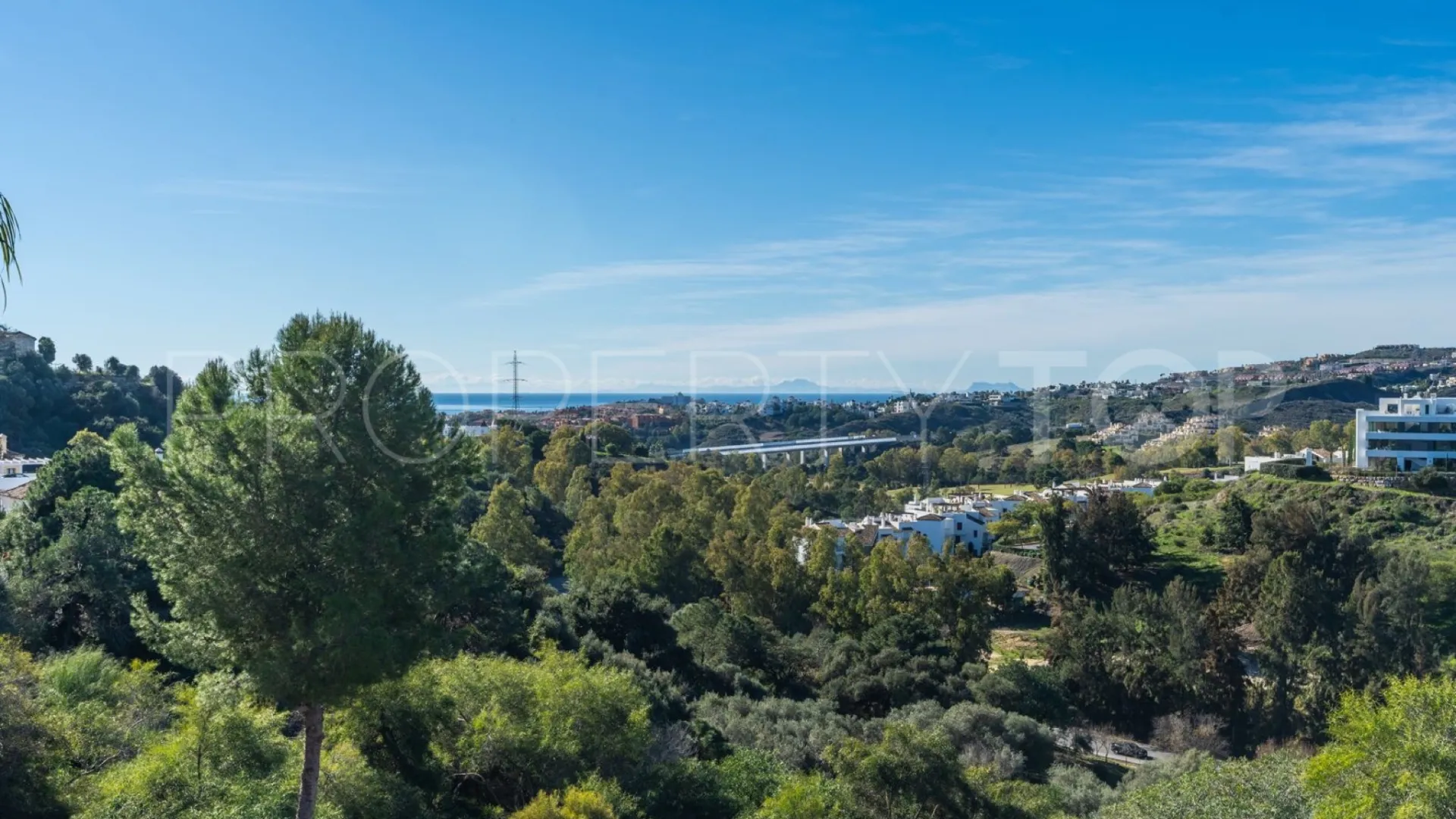 Buy apartment with 3 bedrooms in Benahavis