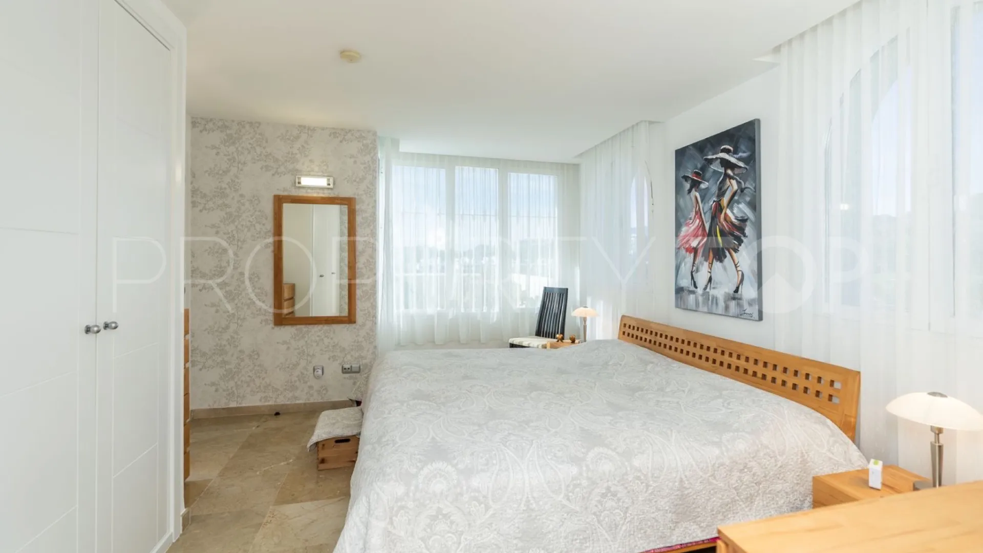 Buy apartment with 3 bedrooms in Benahavis