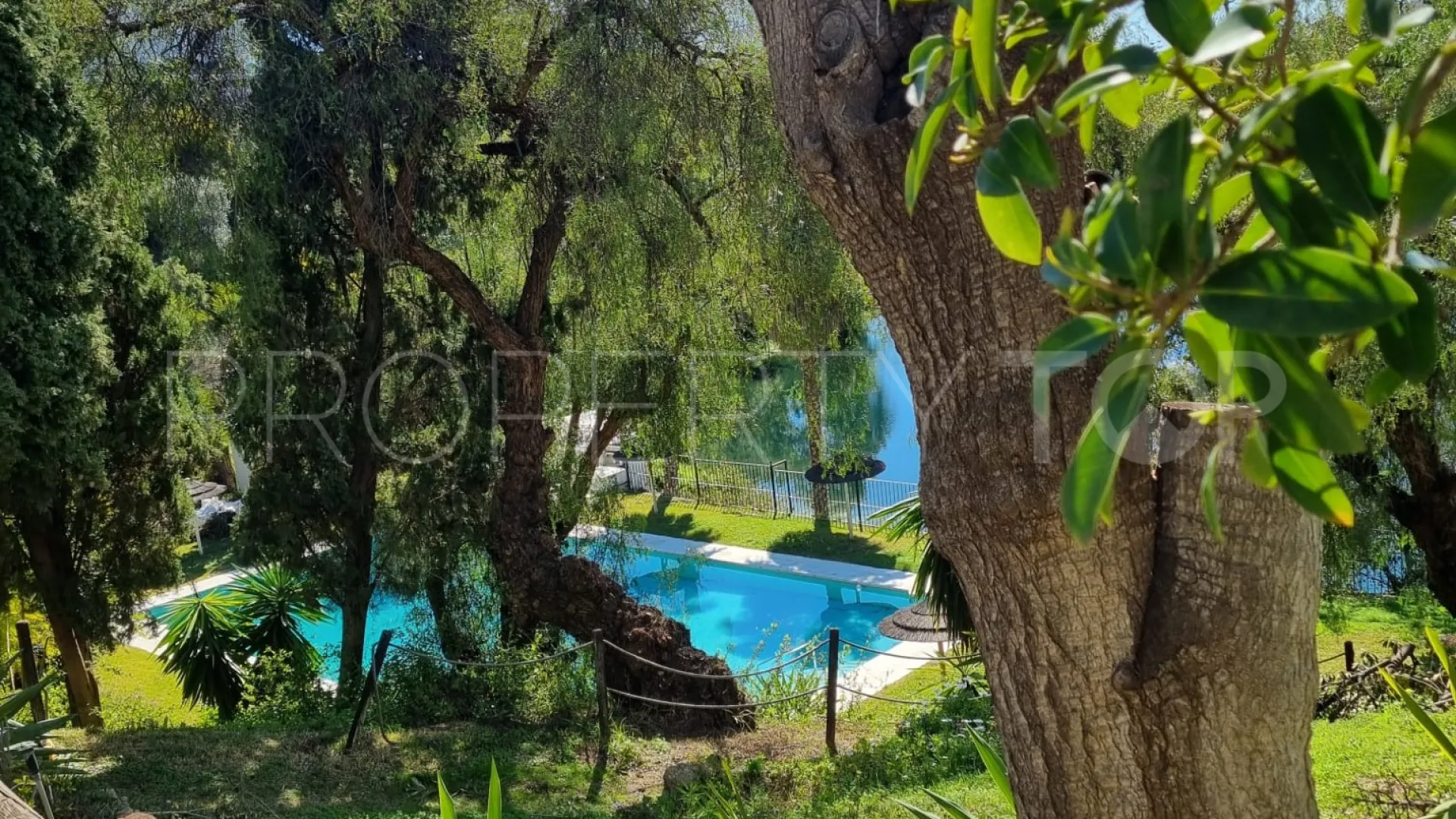 2 bedrooms apartment in Benahavis for sale