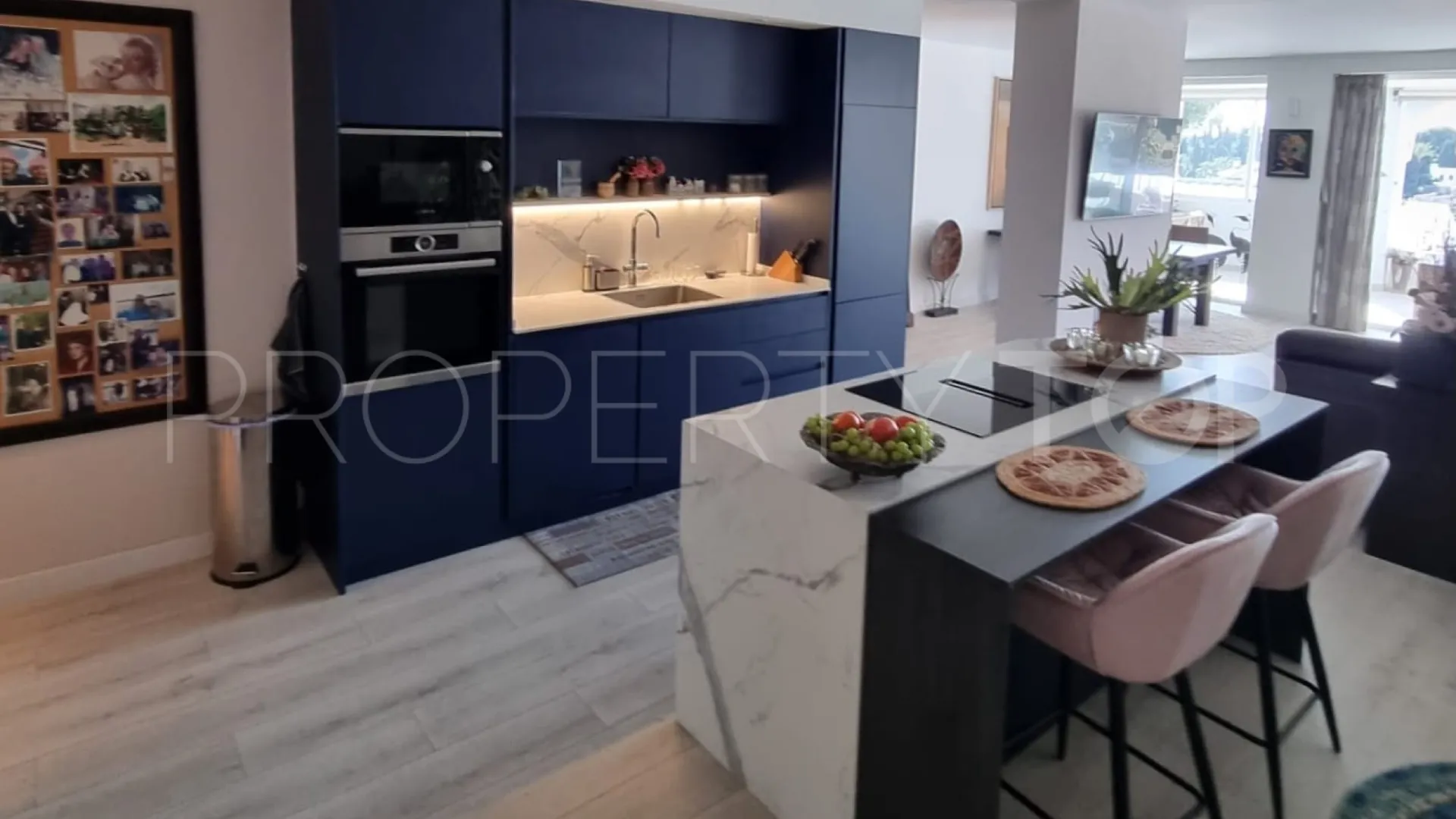 2 bedrooms apartment in Benahavis for sale