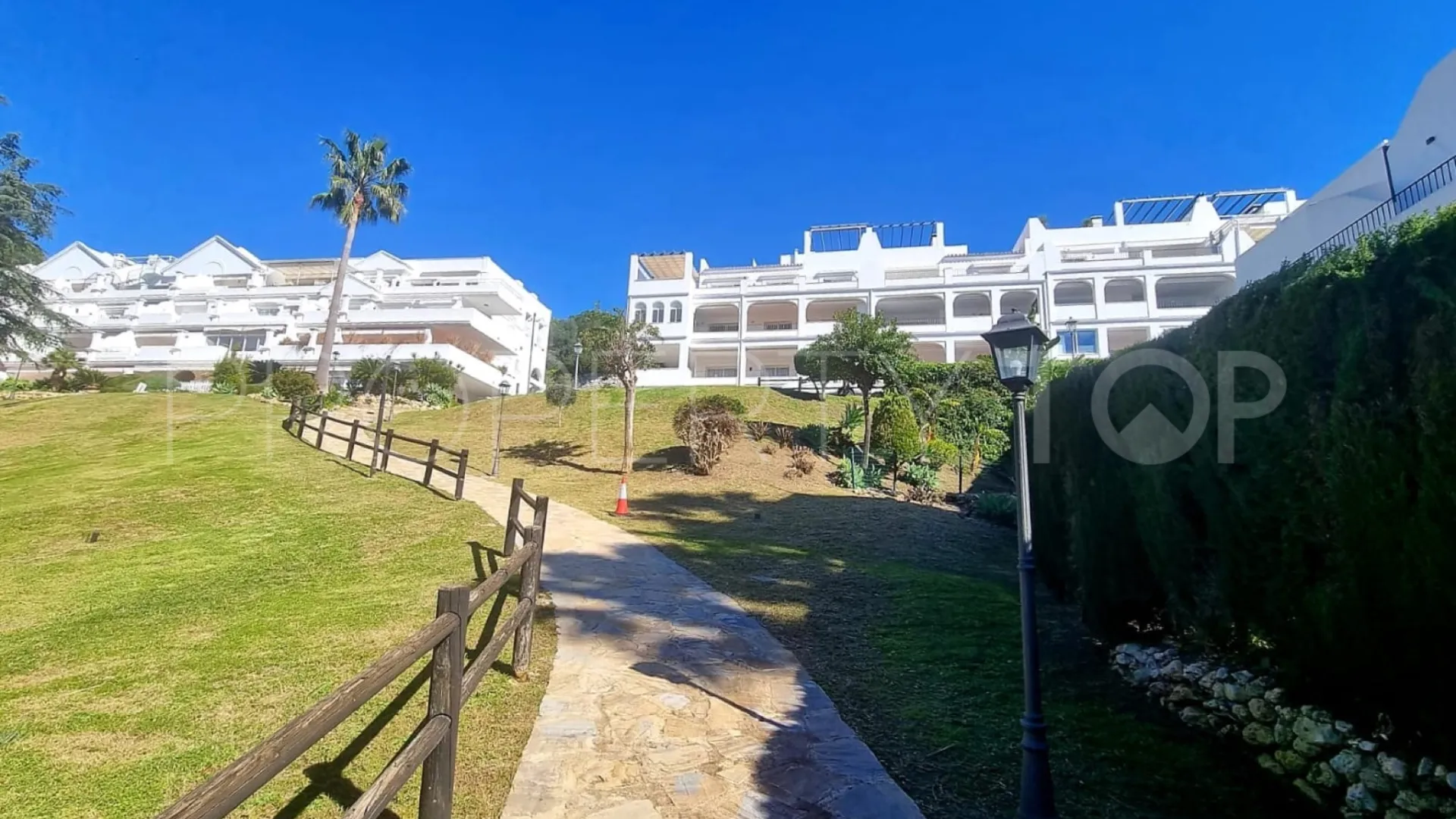 2 bedrooms apartment in Benahavis for sale
