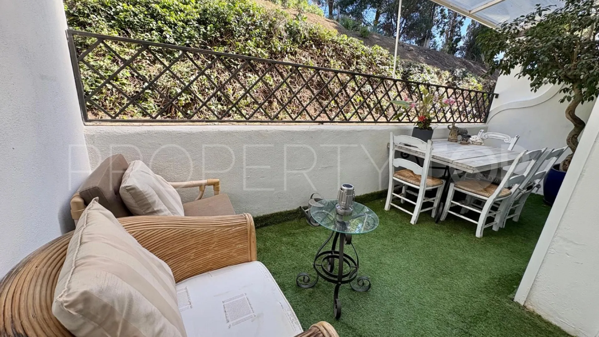 2 bedrooms apartment in Benahavis for sale