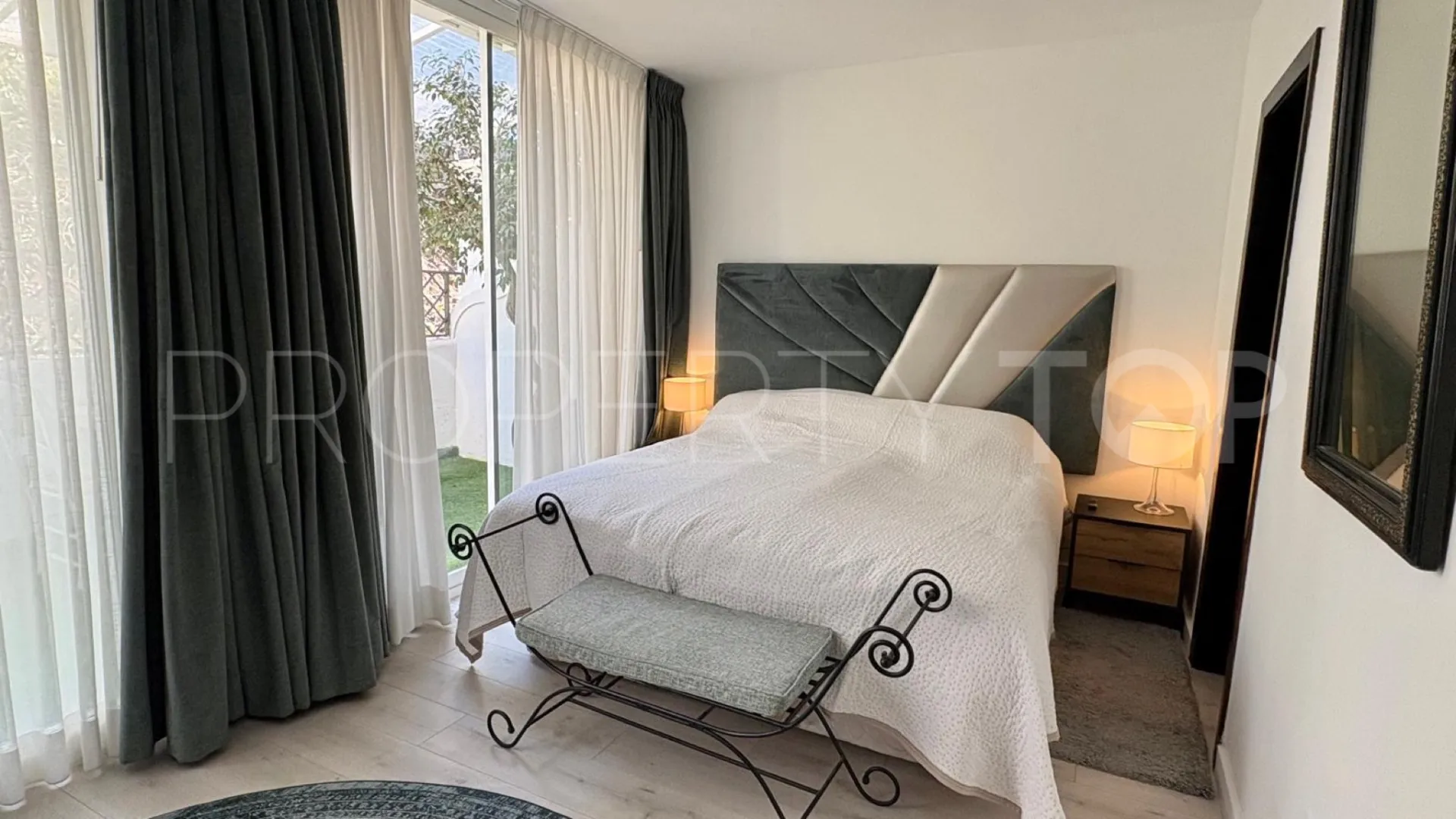 2 bedrooms apartment in Benahavis for sale