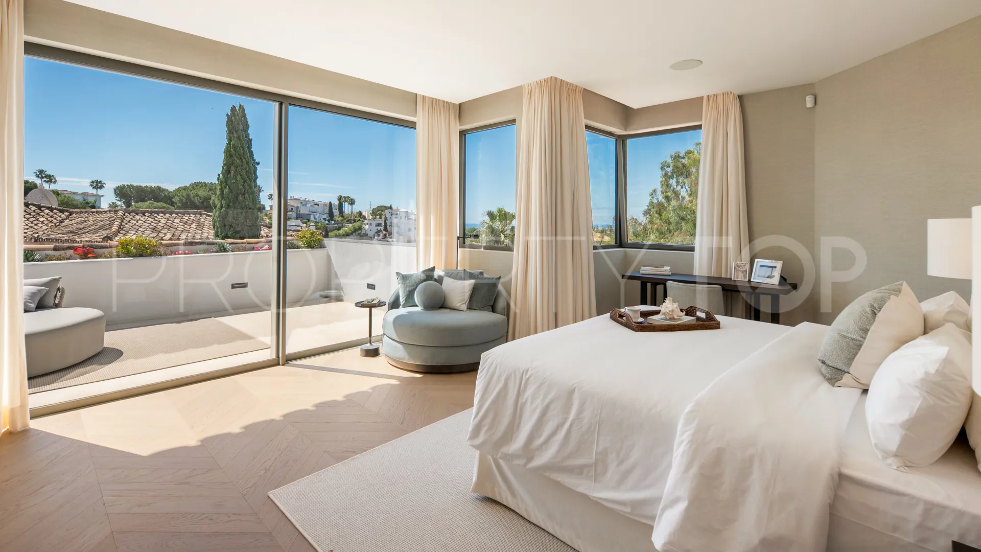 Buy villa in El Herrojo with 6 bedrooms