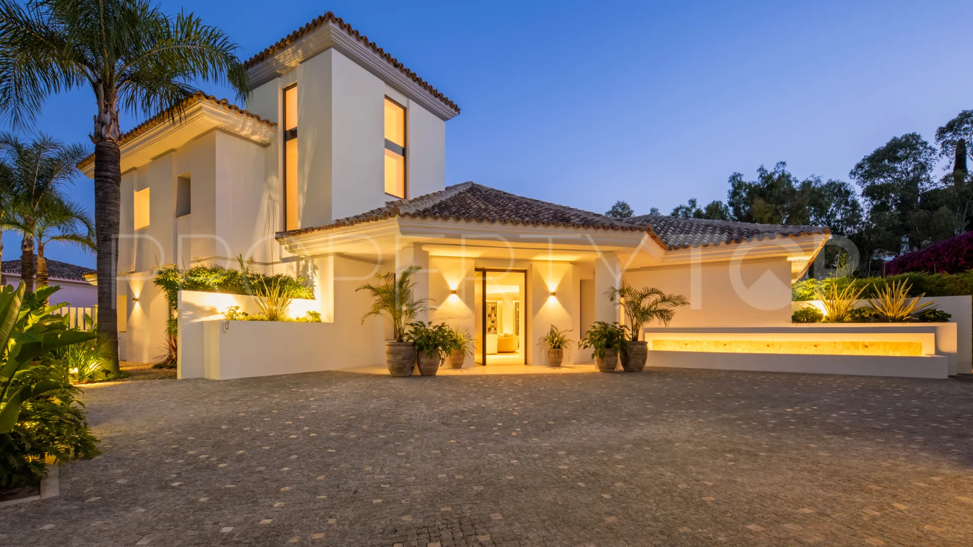 Buy villa in El Herrojo with 6 bedrooms