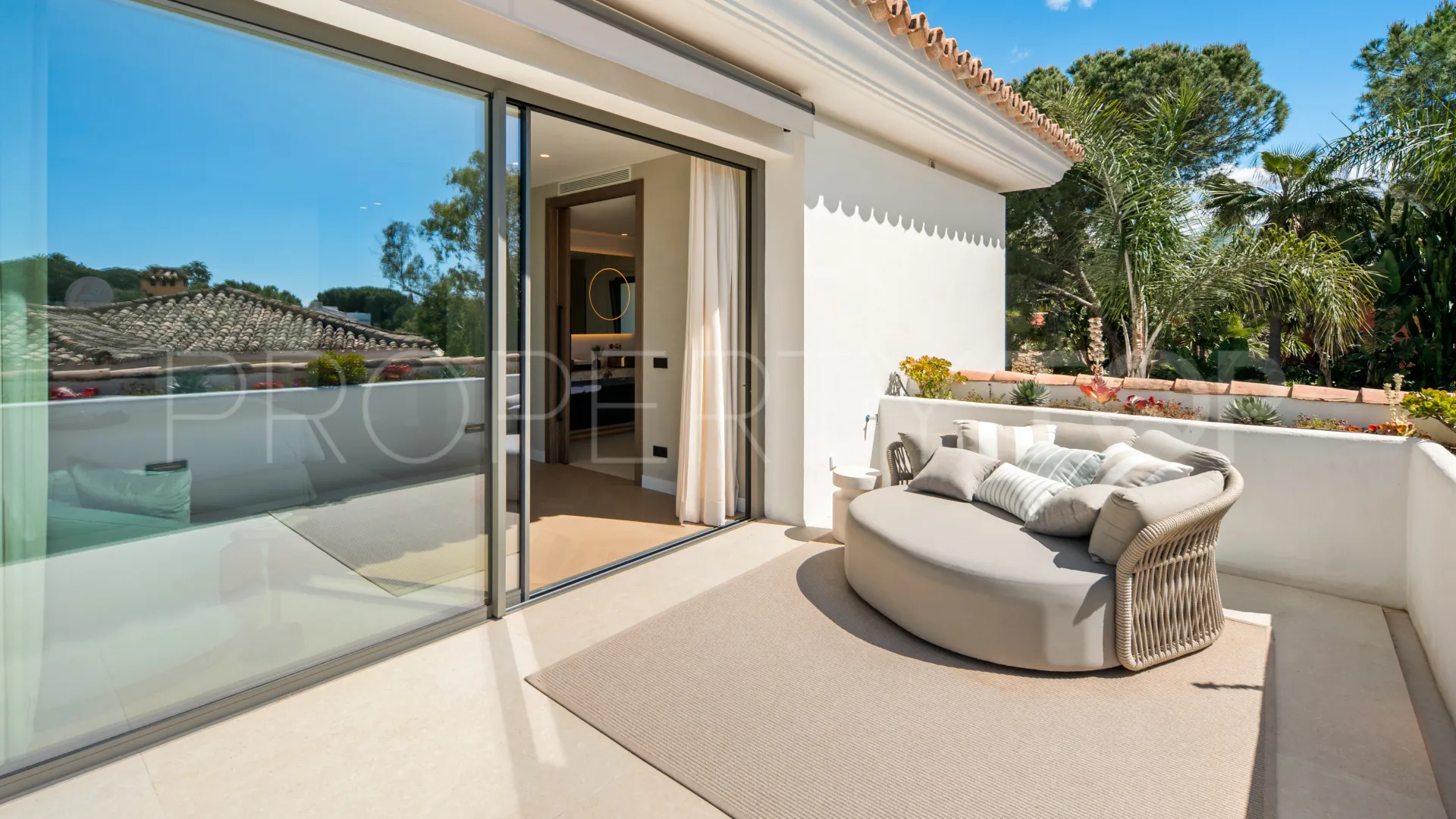 Buy villa in El Herrojo with 6 bedrooms