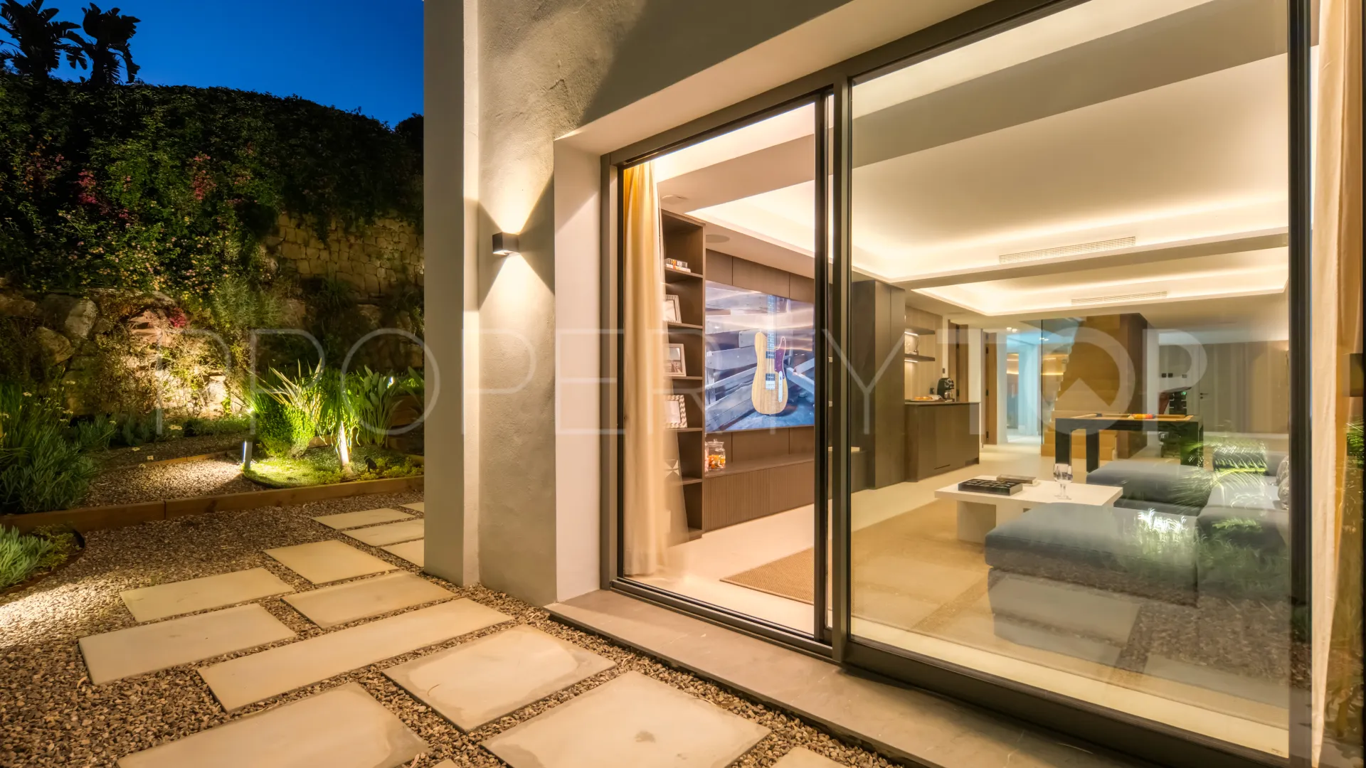 Buy villa in El Herrojo with 6 bedrooms