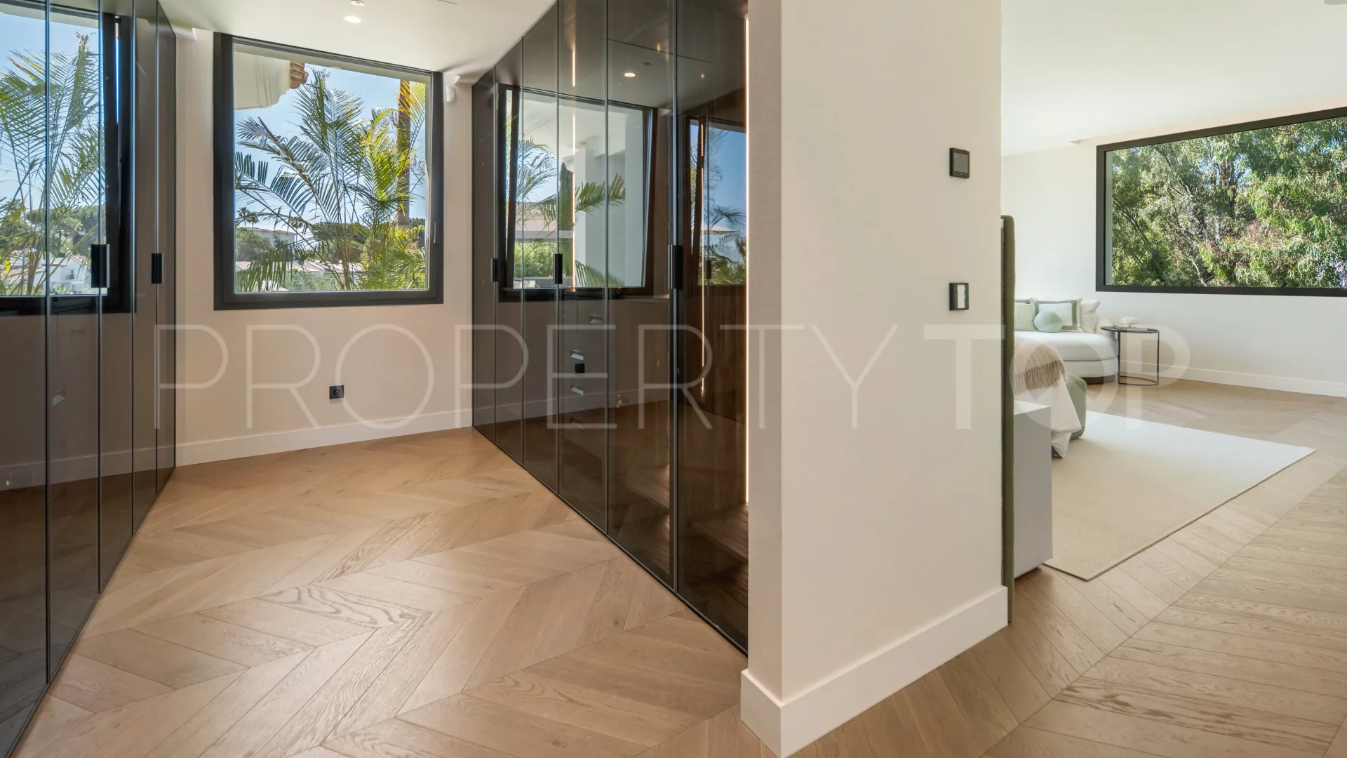 Buy villa in El Herrojo with 6 bedrooms