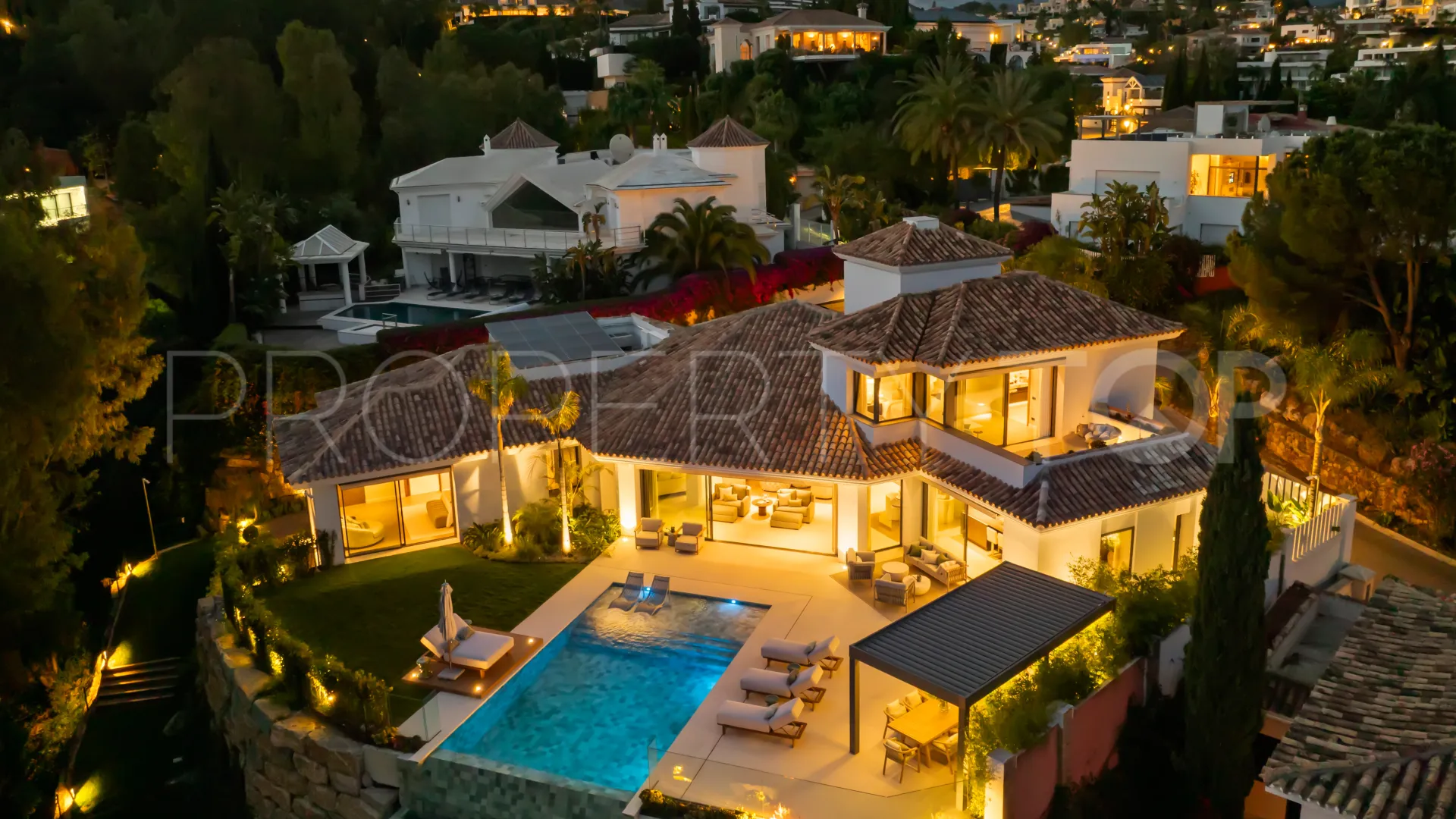 Buy villa in El Herrojo with 6 bedrooms