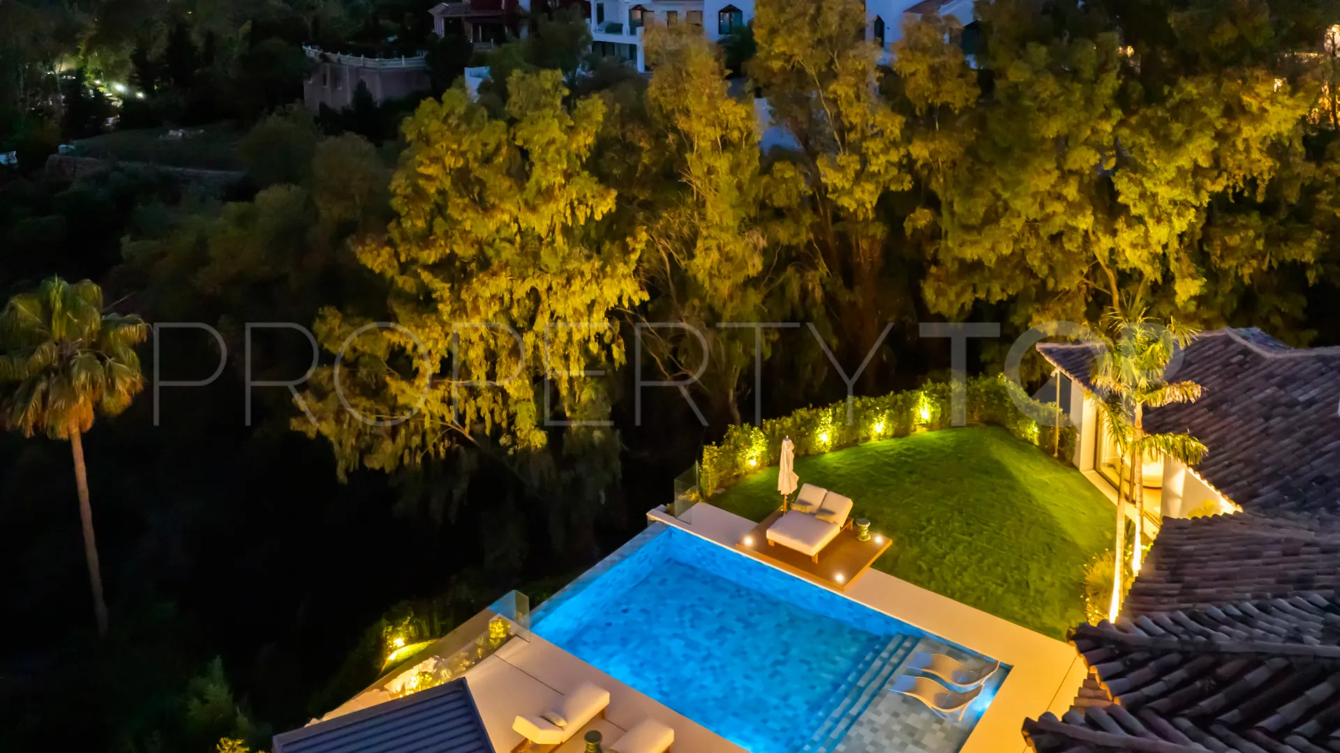 Buy villa in El Herrojo with 6 bedrooms