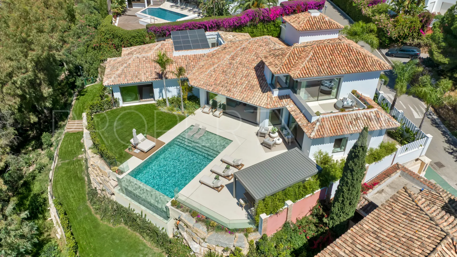 Buy villa in El Herrojo with 6 bedrooms