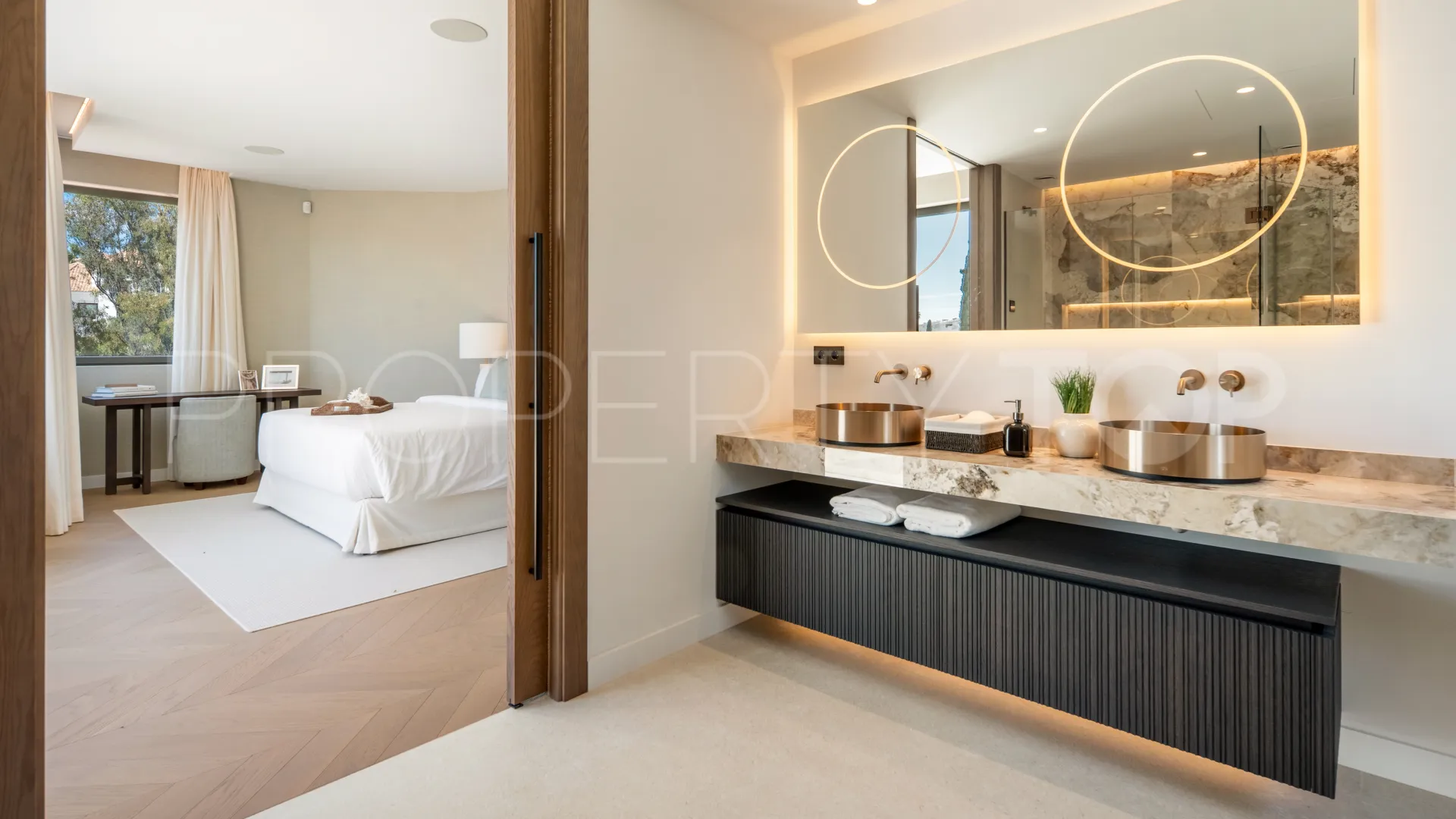 Buy villa in El Herrojo with 6 bedrooms