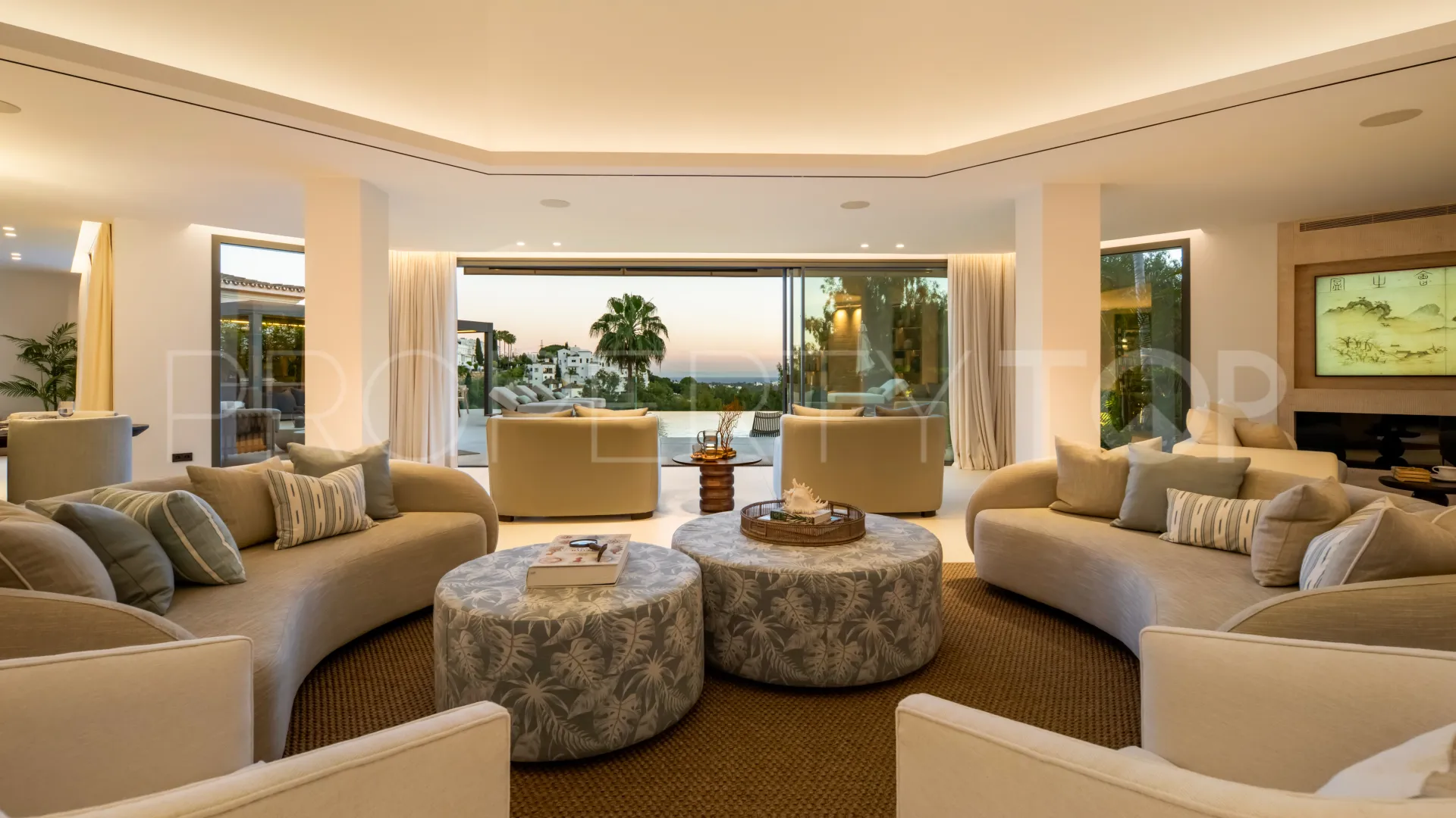 Buy villa in El Herrojo with 6 bedrooms