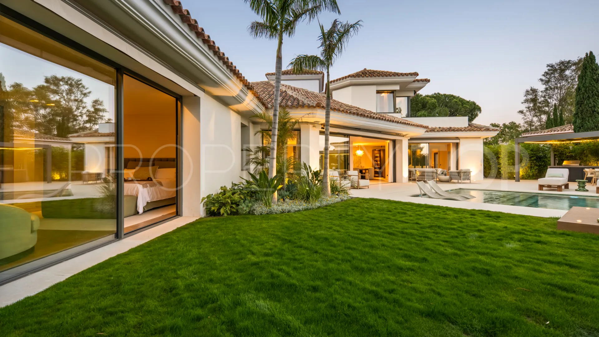 Buy villa in El Herrojo with 6 bedrooms