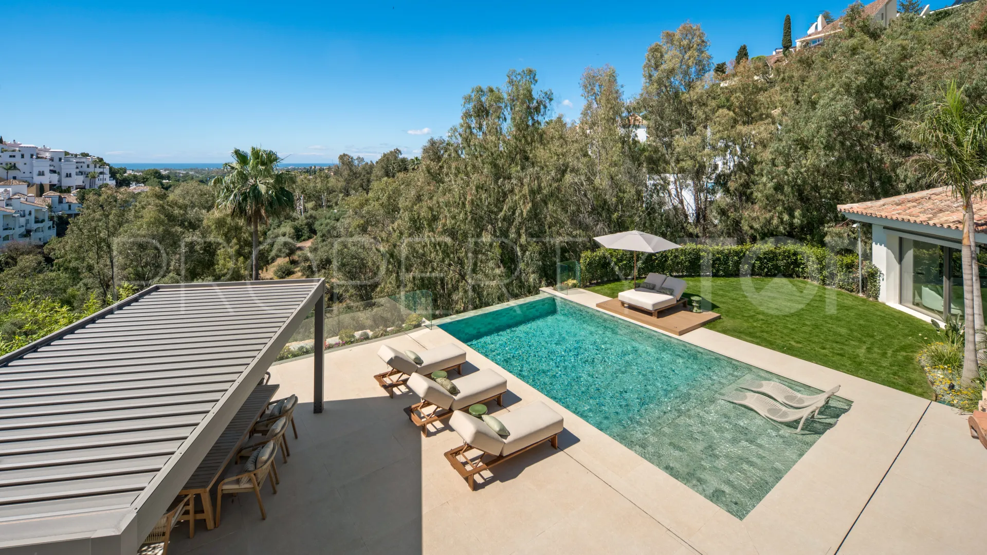 Buy villa in El Herrojo with 6 bedrooms