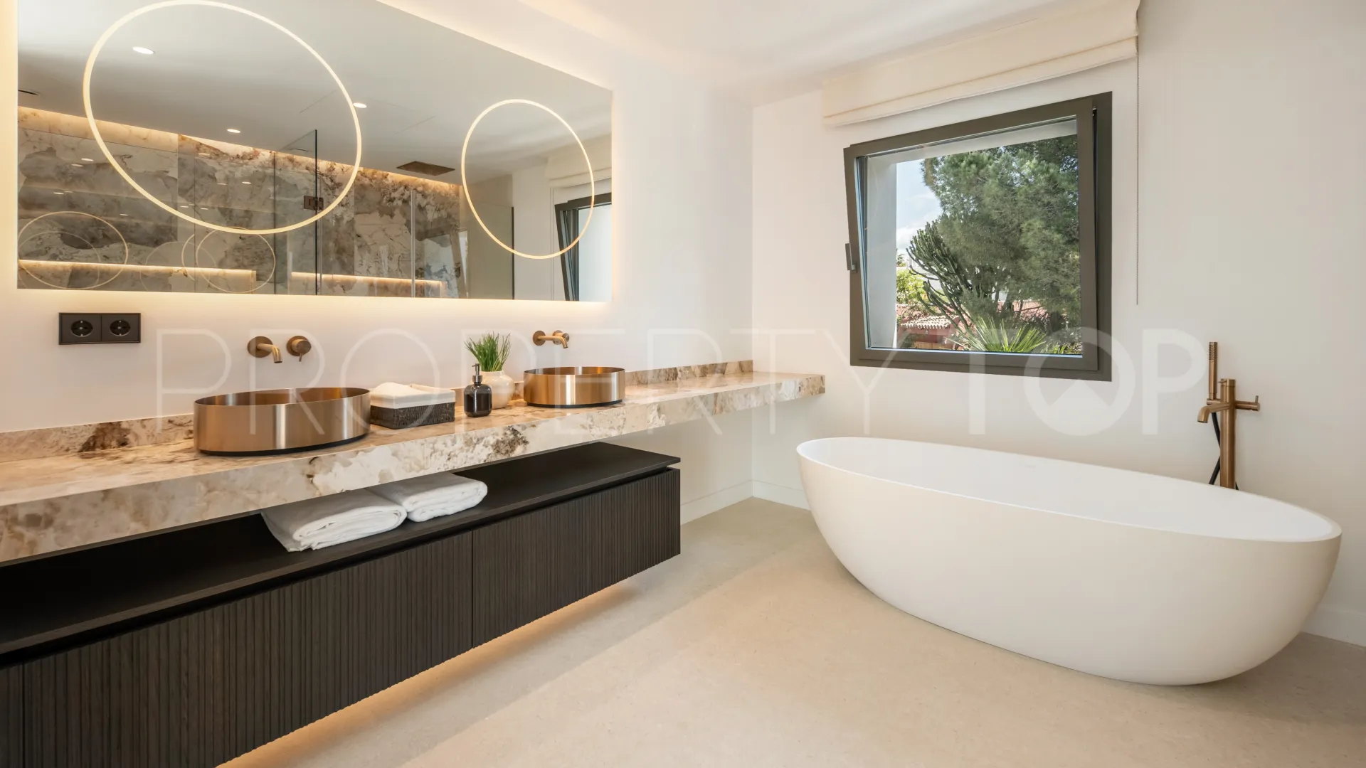 Buy villa in El Herrojo with 6 bedrooms
