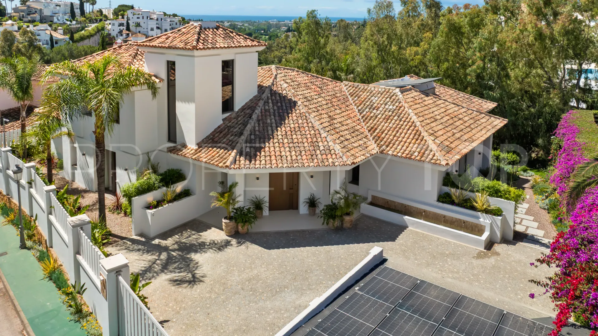 Buy villa in El Herrojo with 6 bedrooms