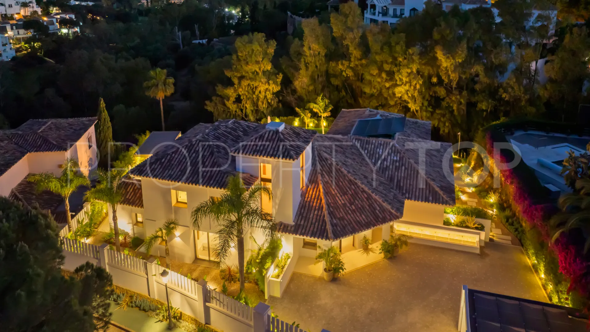 Buy villa in El Herrojo with 6 bedrooms