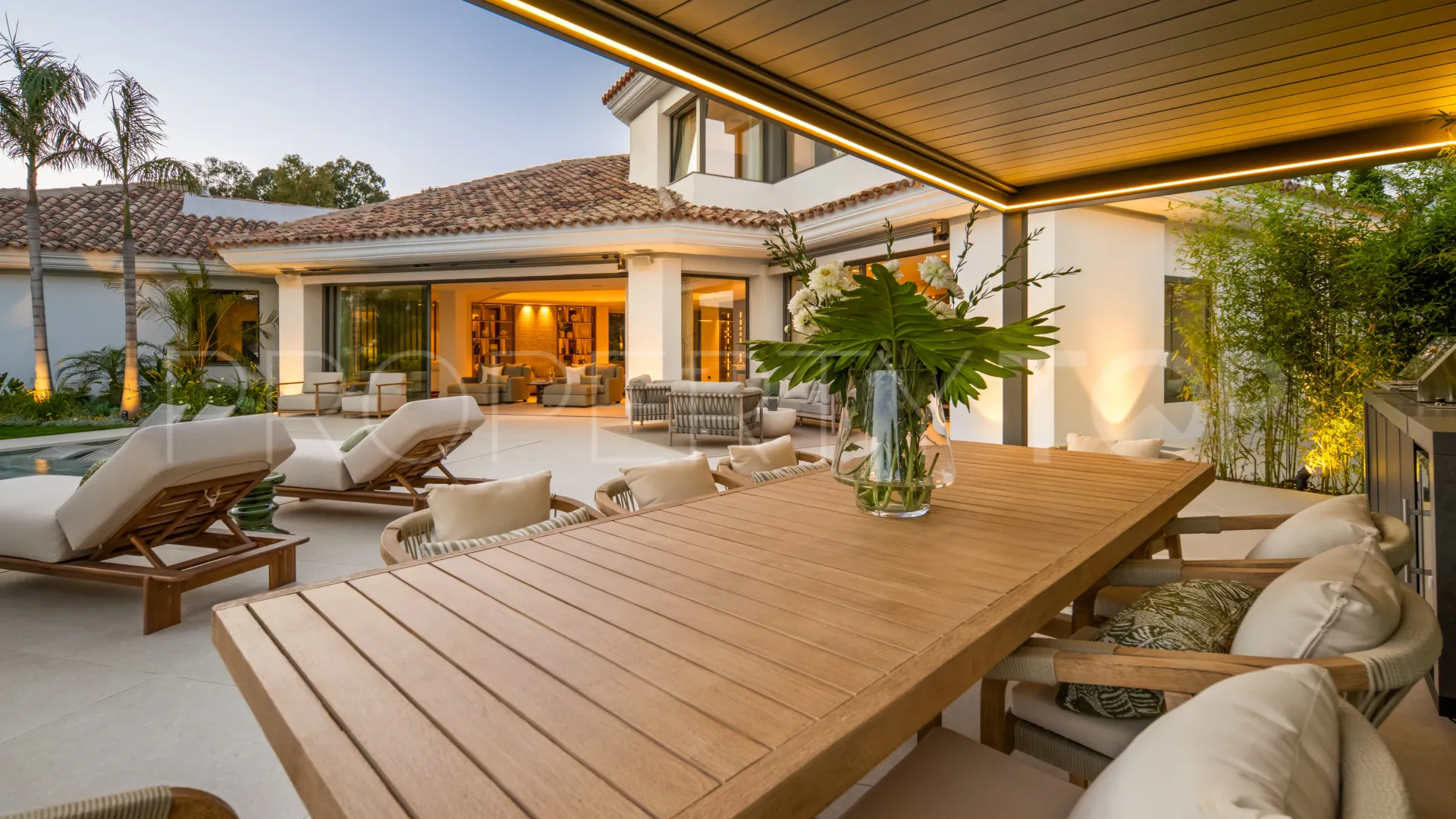 Buy villa in El Herrojo with 6 bedrooms