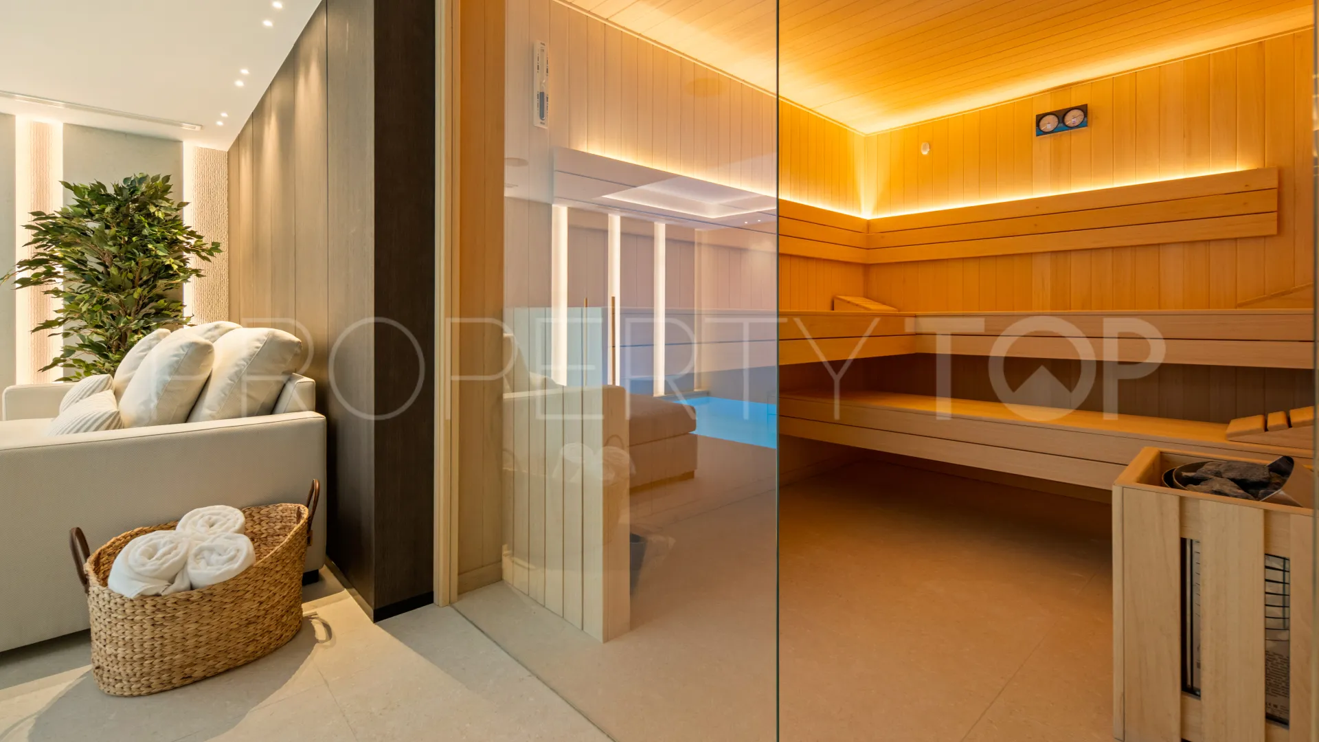 Buy villa in El Herrojo with 6 bedrooms