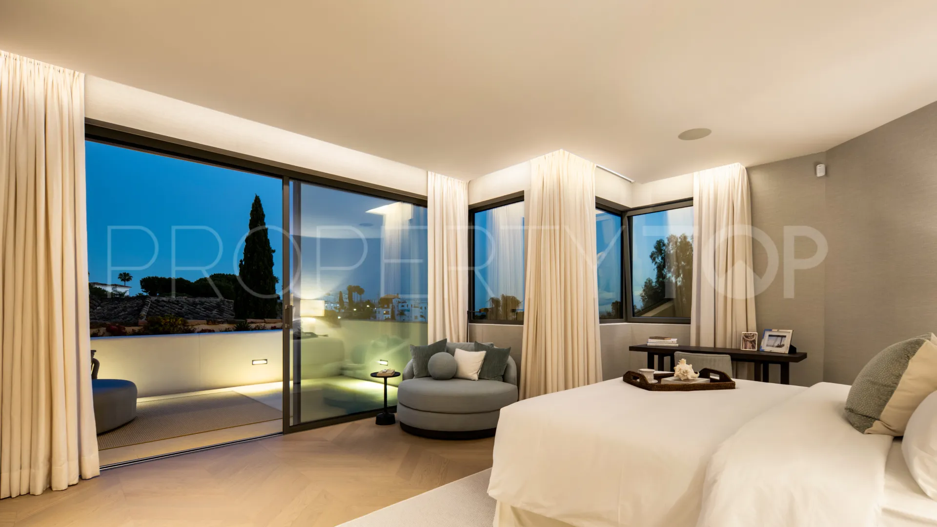 Buy villa in El Herrojo with 6 bedrooms