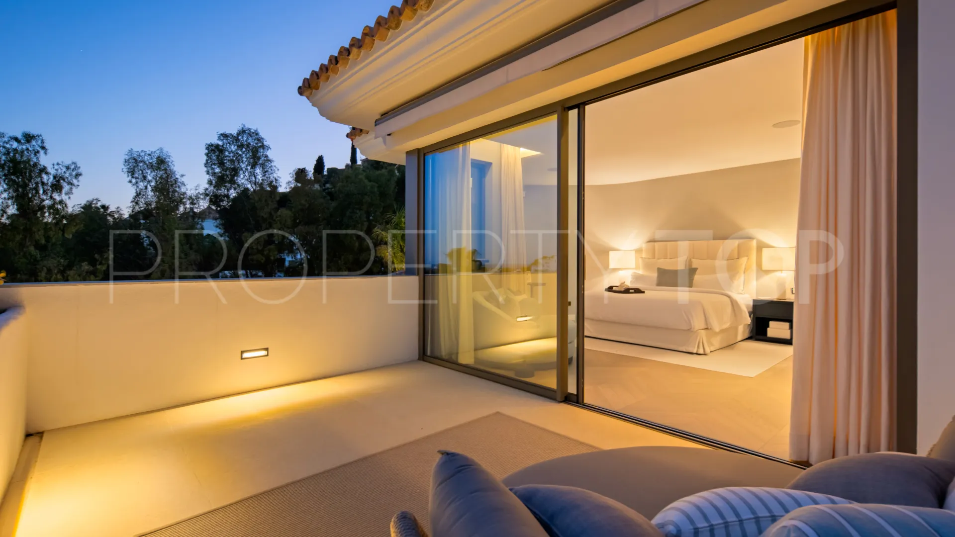 Buy villa in El Herrojo with 6 bedrooms