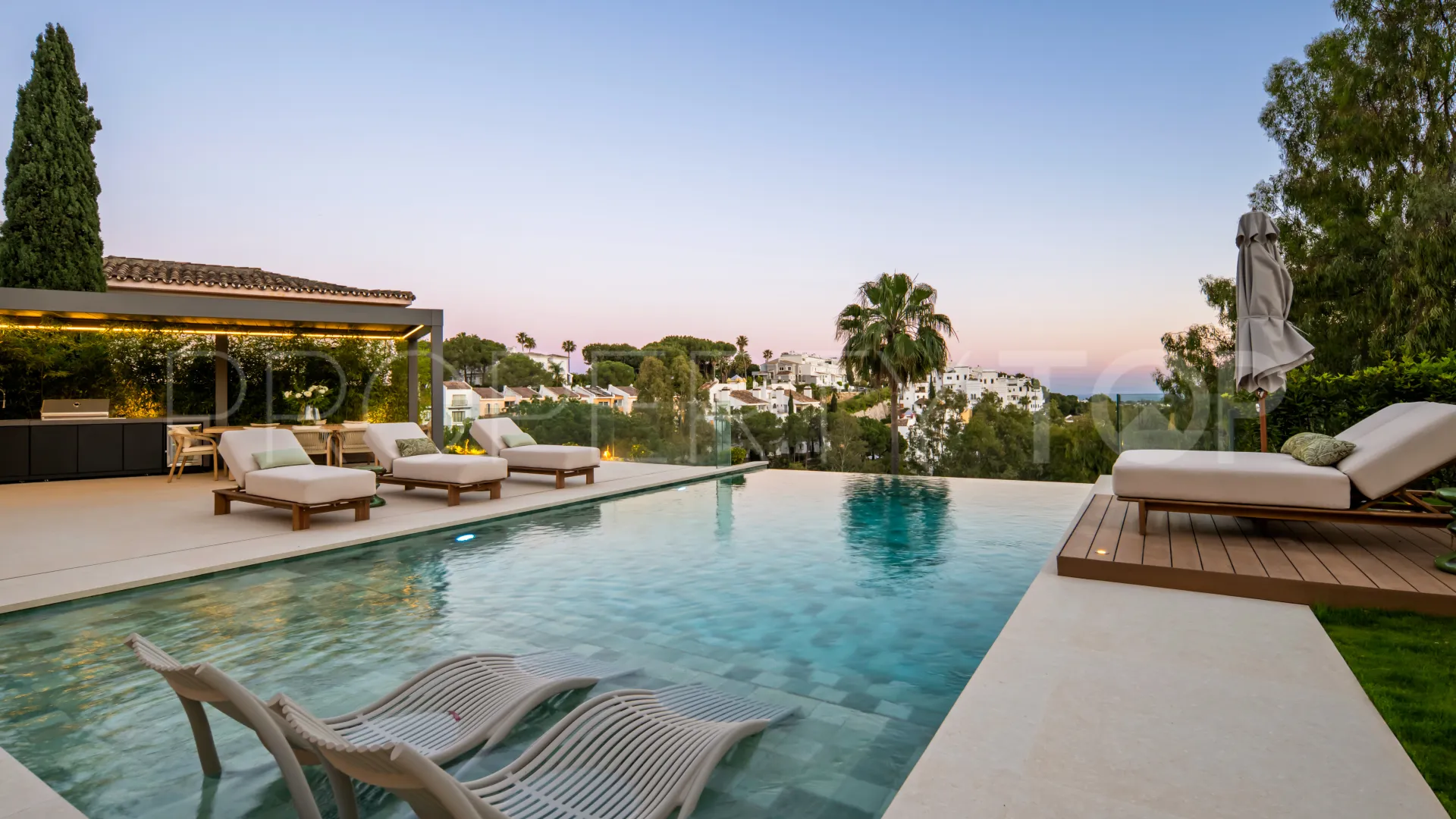 Buy villa in El Herrojo with 6 bedrooms