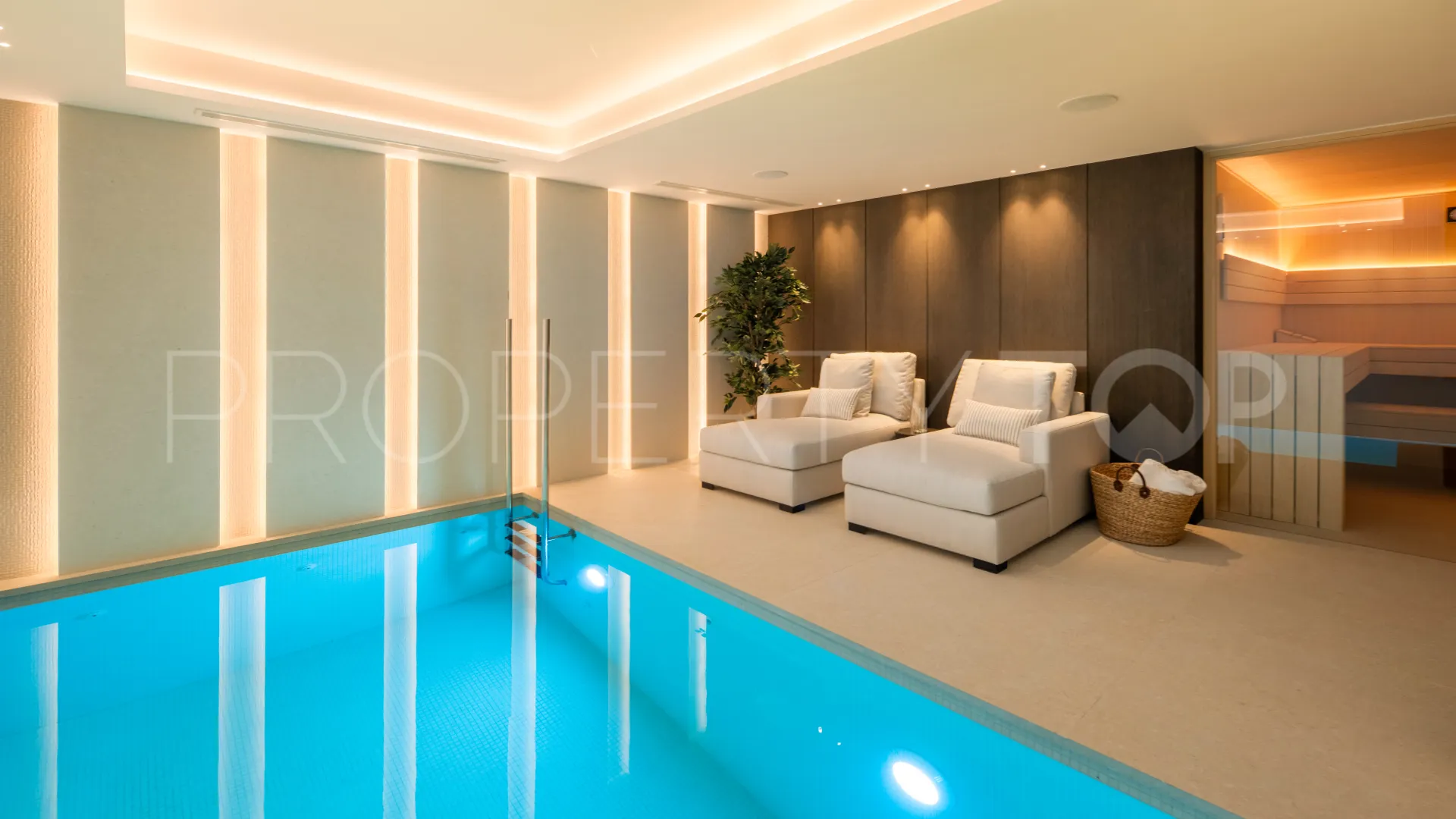 Buy villa in El Herrojo with 6 bedrooms