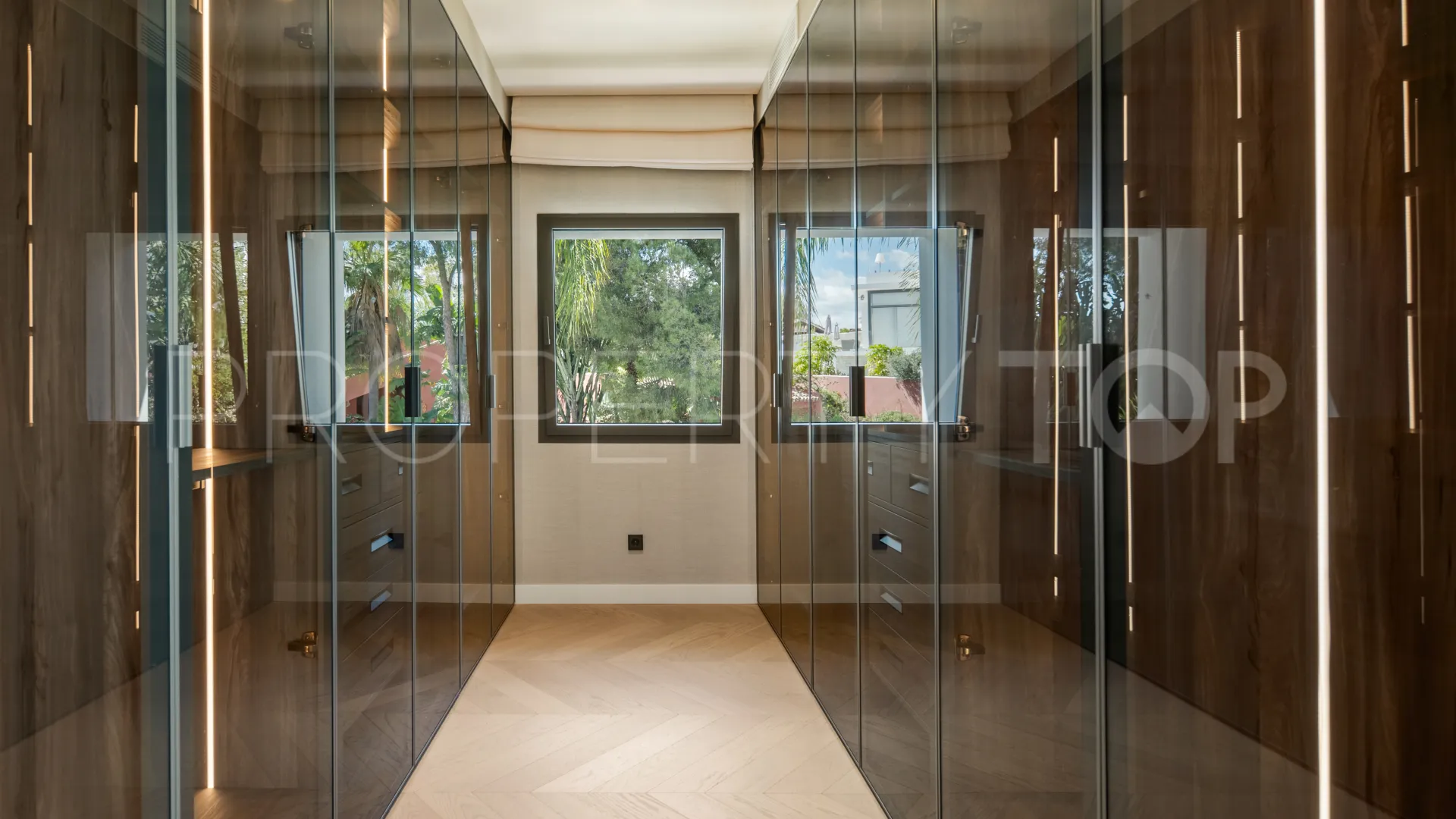 Buy villa in El Herrojo with 6 bedrooms