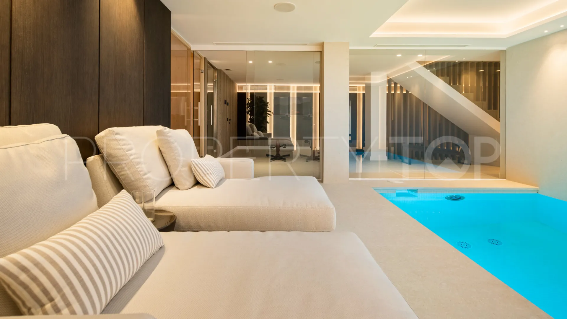 Buy villa in El Herrojo with 6 bedrooms