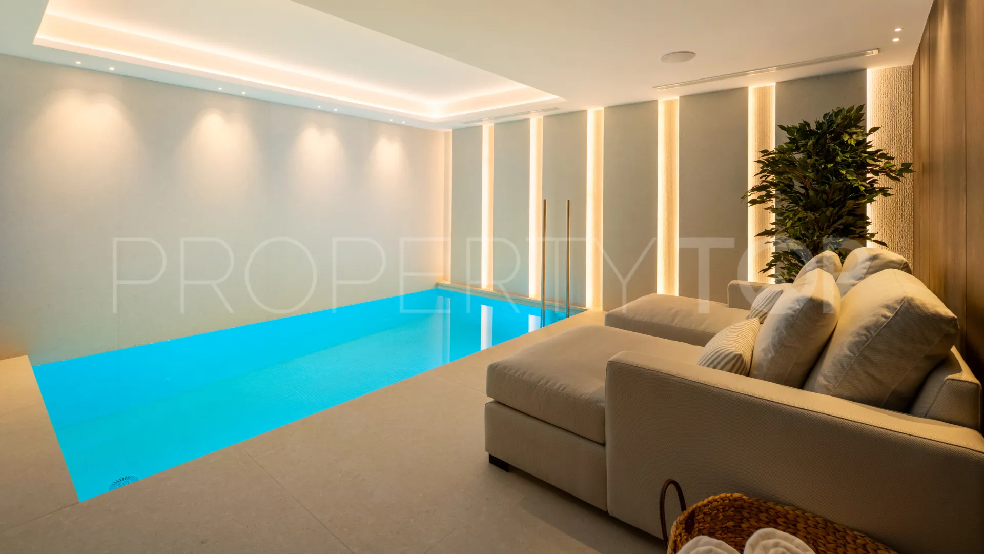 Buy villa in El Herrojo with 6 bedrooms