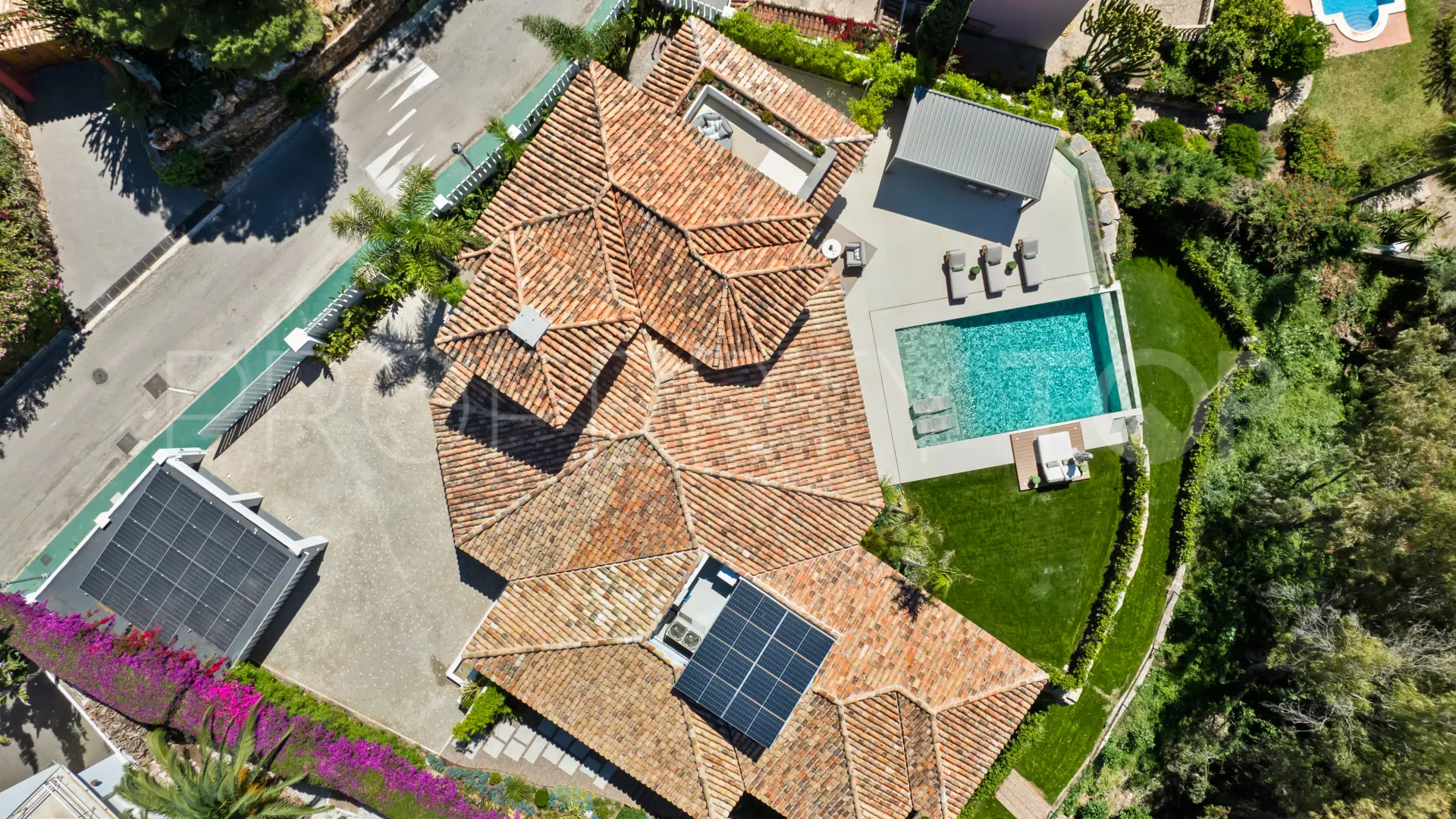 Buy villa in El Herrojo with 6 bedrooms