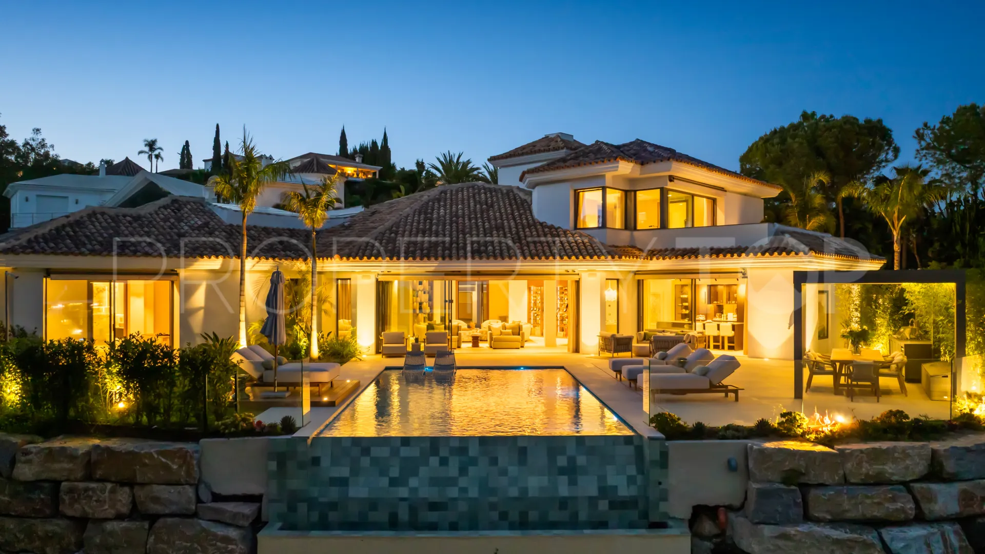 Buy villa in El Herrojo with 6 bedrooms