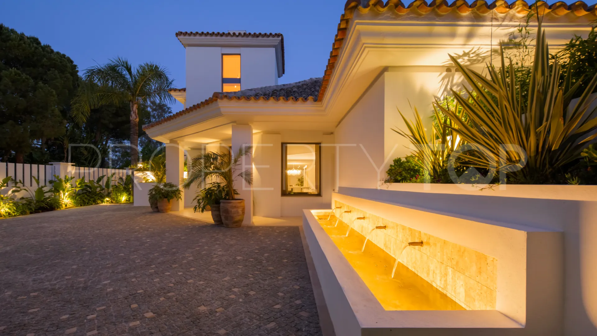 Buy villa in El Herrojo with 6 bedrooms