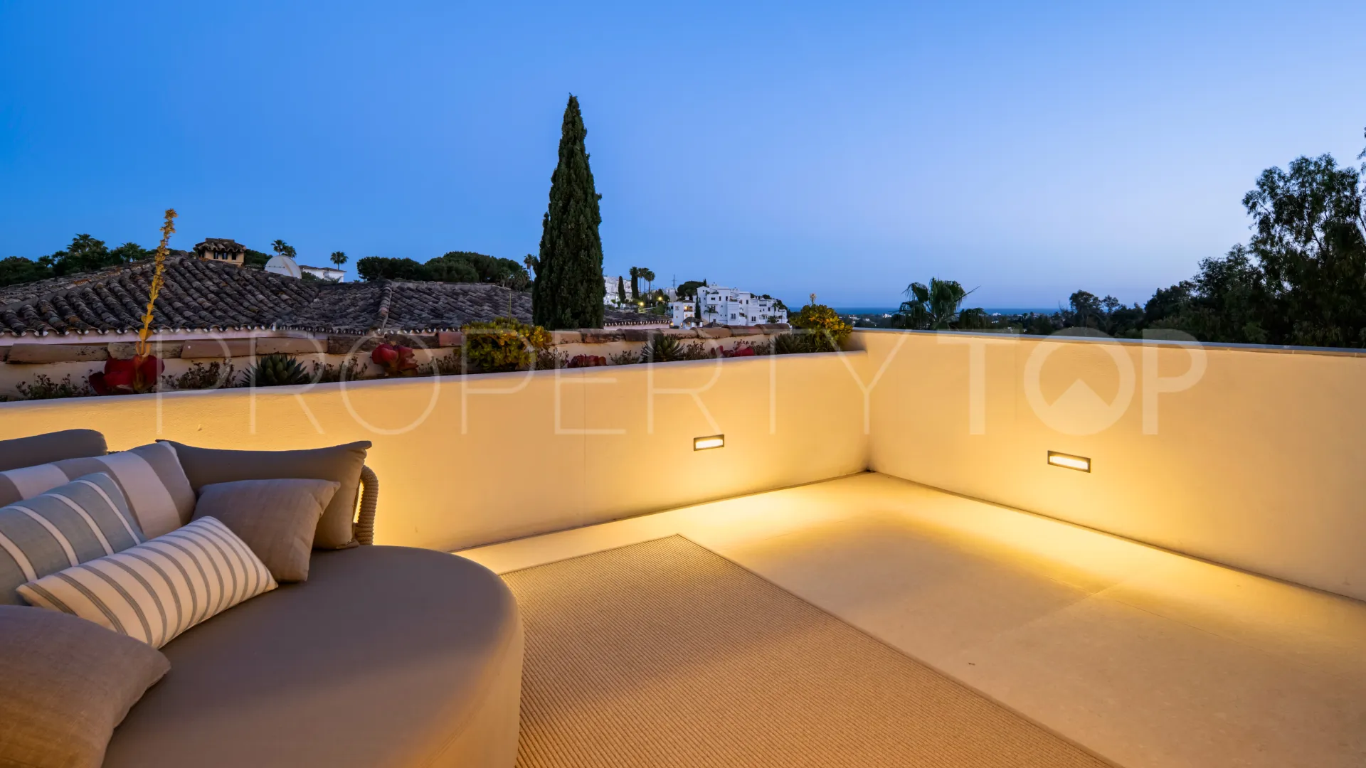 Buy villa in El Herrojo with 6 bedrooms