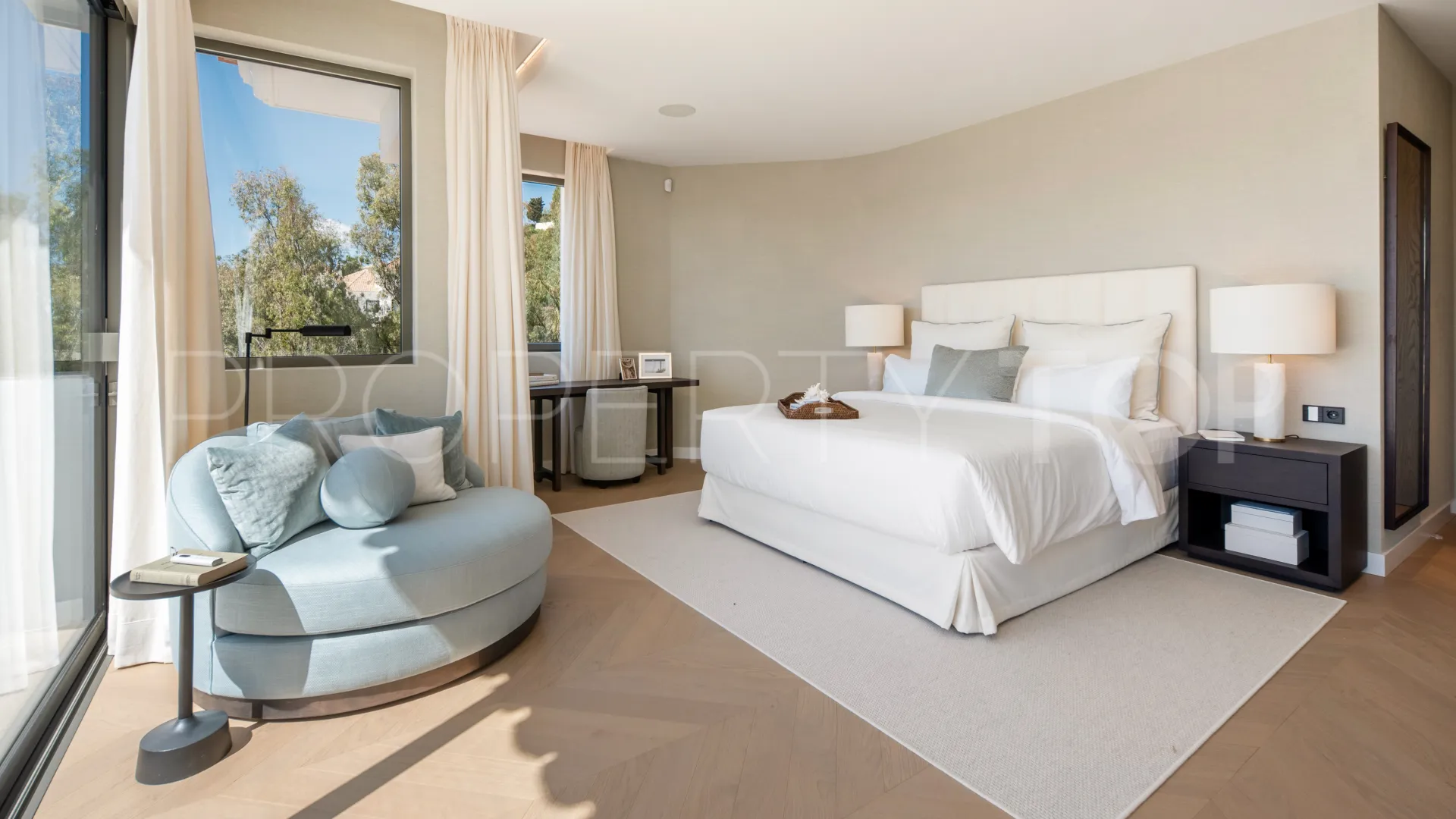 Buy villa in El Herrojo with 6 bedrooms