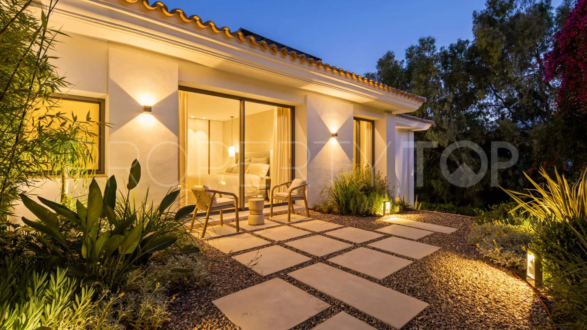 Buy villa in El Herrojo with 6 bedrooms