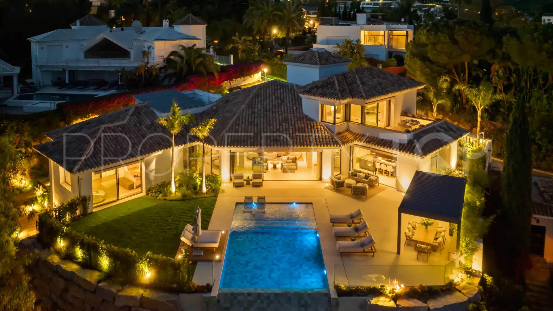 Buy villa in El Herrojo with 6 bedrooms